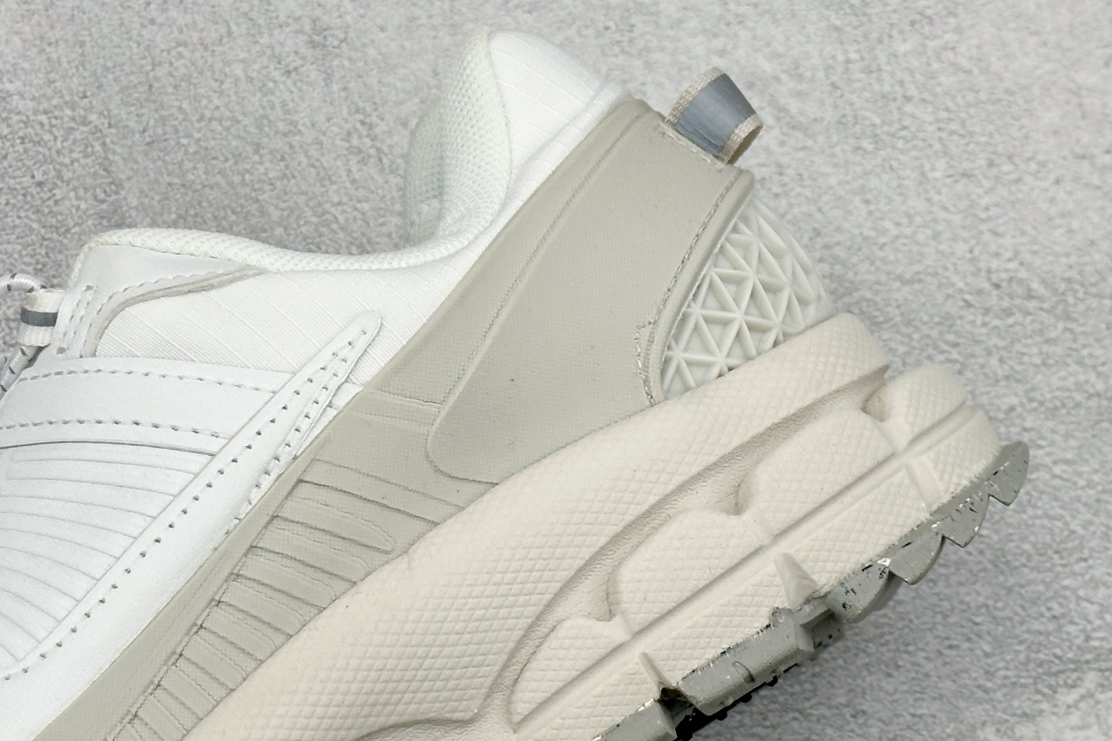 HY版Nike Zoom Vomero Roam 耐克 复古休闲运动慢跑鞋 HV6410-100 HY版Nike Zoom Vomero Roam 耐克 复古休闲运动慢跑鞋 HV6410-100