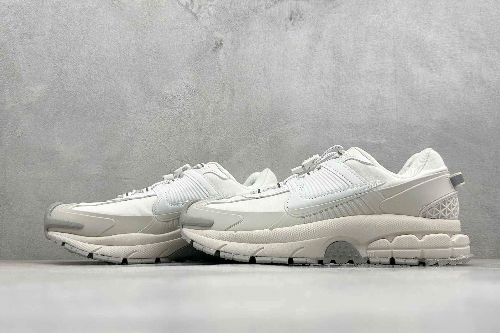 HY版Nike Zoom Vomero Roam 耐克 复古休闲运动慢跑鞋 HV6410-100 HY版Nike Zoom Vomero Roam 耐克 复古休闲运动慢跑鞋 HV6410-100