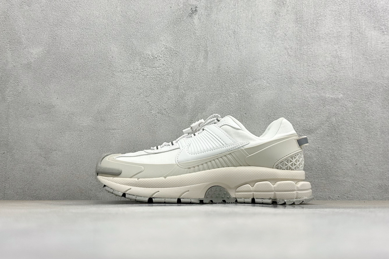 HY版Nike Zoom Vomero Roam 耐克 复古休闲运动慢跑鞋 HV6410-100 HY版Nike Zoom Vomero Roam 耐克 复古休闲运动慢跑鞋 HV6410-100