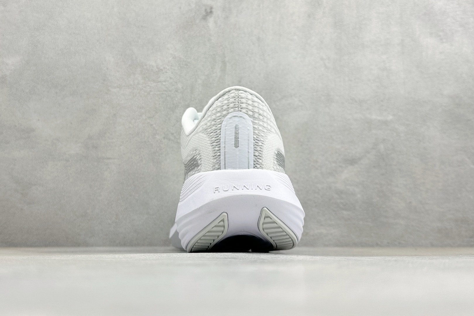 CH版Nike Journey Run 减震防滑耐磨低帮休闲跑步鞋 FB7765-001 CH版Nike Journey Run 减震防滑耐磨低帮休闲跑步鞋 FB7765-001