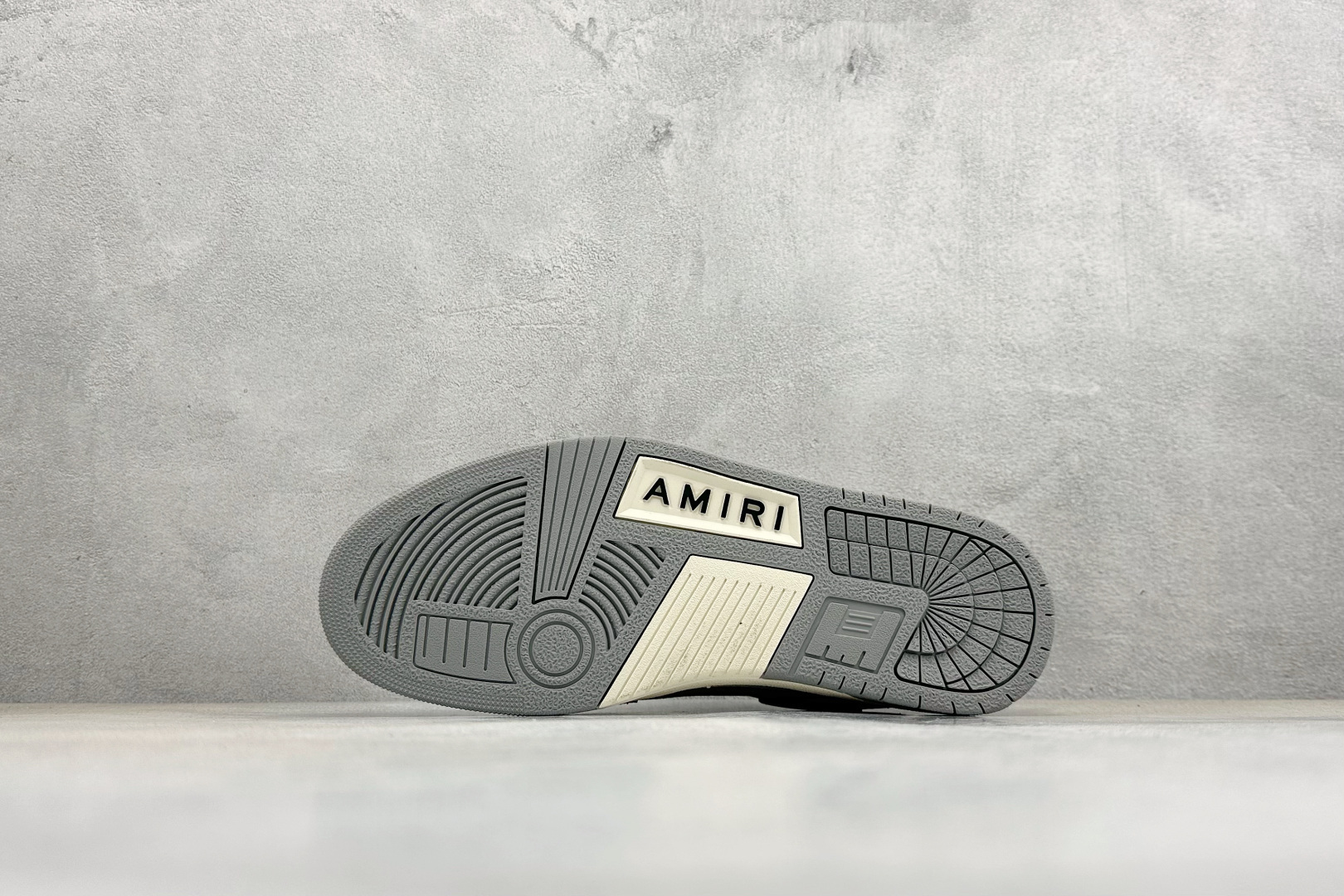 顶级代购版本AMIRI Skel Low Sneakers 洛杉矶街头之王 高奢·埃米尔 骨骼板鞋 MFS003-043 顶级代购版本AMIRI Skel Low Sneakers 洛杉矶街头之王 高奢·埃米尔 骨骼板鞋 MFS003-043