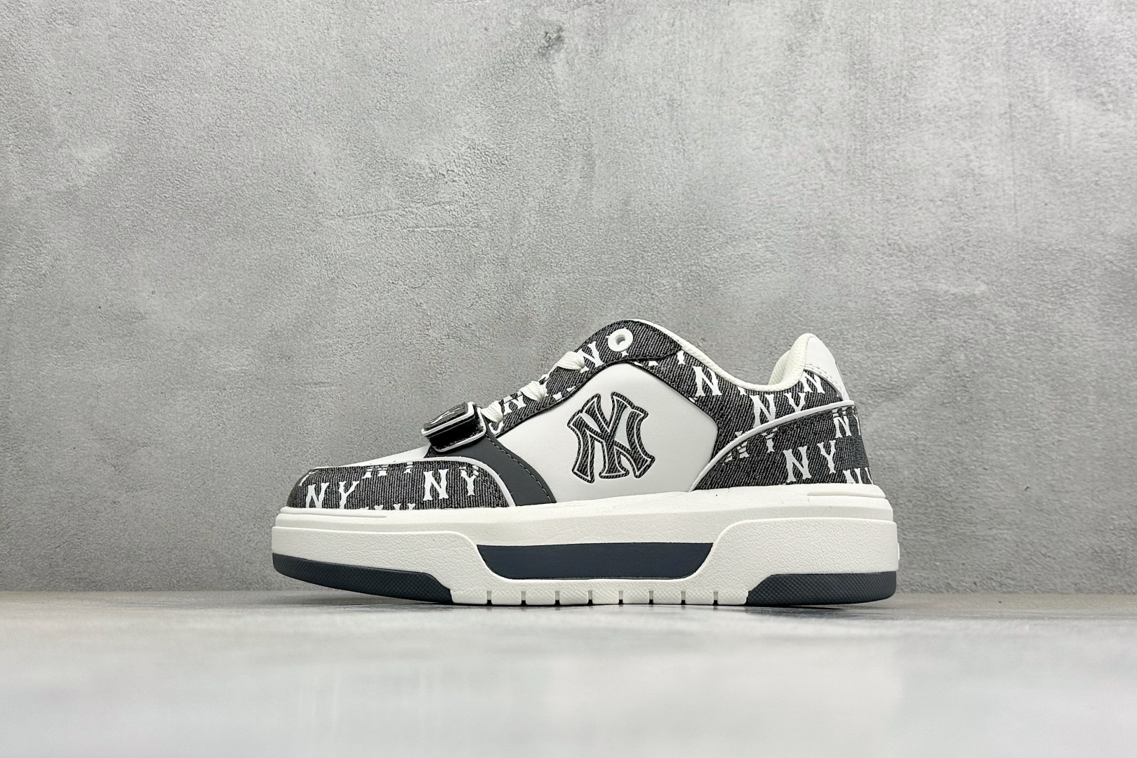 MLB CHUNKY LINER DENIM MONOGRAM BL 纽约洋基队 潮流时尚厚底运动鞋 3ASXM026N-GP005 MLB CHUNKY LINER DENIM MONOGRAM BL 纽约洋基队 潮流时尚厚底运动鞋 3ASXM026N-GP005