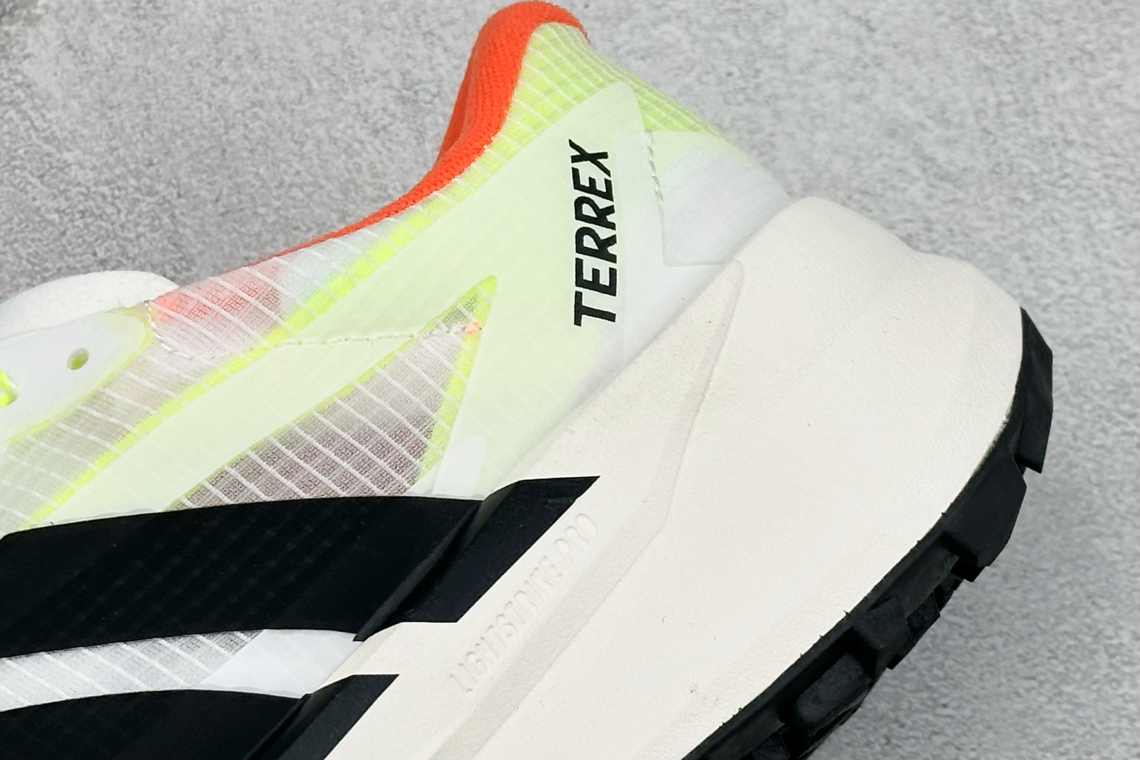 Adidas Terrex Agravic Speedult 2 阿迪超轻透气缓震跑鞋 三叶草清风系列 网面透气鞋面 穿孔气垫 HP7011 Adidas Terrex Agravic Speedult 2 阿迪超轻透气缓震跑鞋 三叶草清风系列 网面透气鞋面 穿孔气垫 HP7011