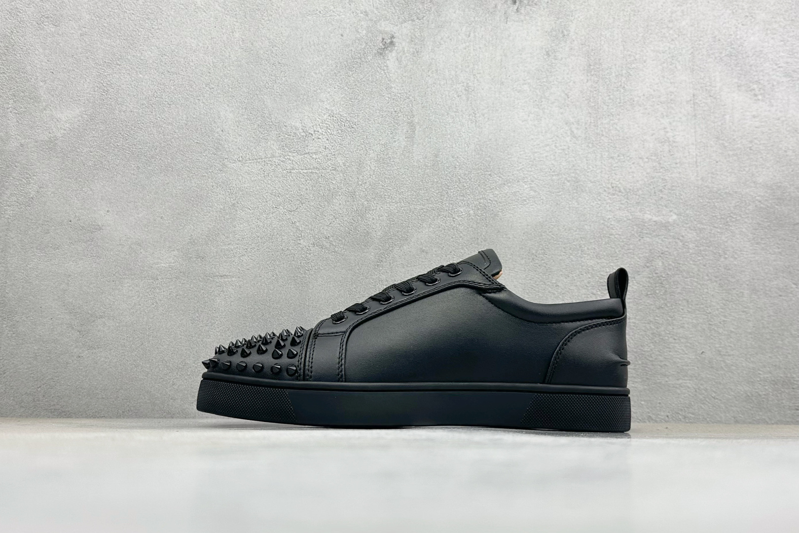 220 CL路铂廷 Louis Junior Spikes 圆头系带 低帮 时尚板鞋