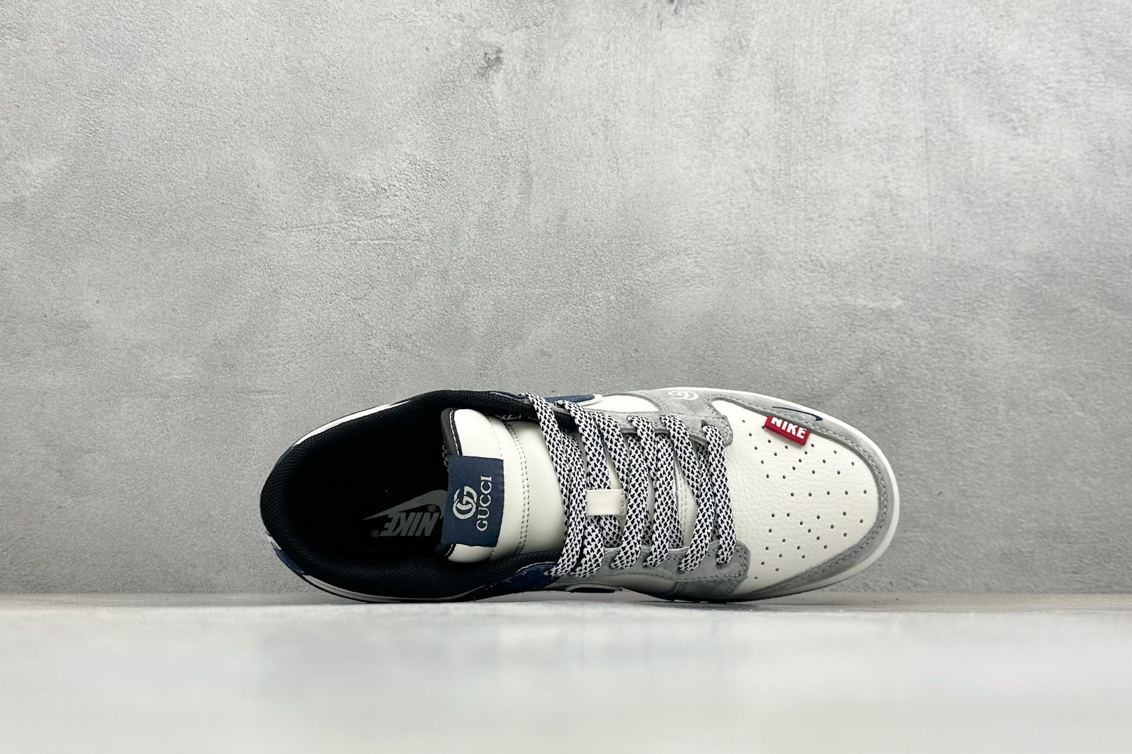 「GUCCI × Nike Dunk 联名限定」 当经典Dunk遇上双G老花 复古与奢感碰撞出高级感 白灰藏蓝三色拼接 XZ5899-107 「GUCCI × Nike Dunk 联名限定」 当经典Dunk遇上双G老花 复古与奢感碰撞出高级感 白灰藏蓝三色拼接 XZ5899-107