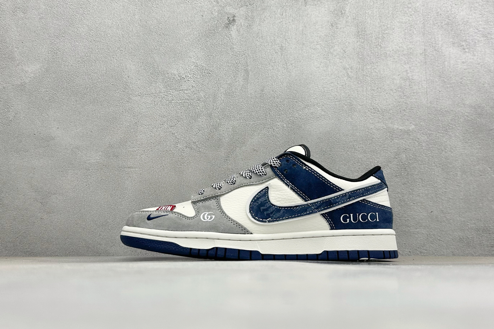 「GUCCI × Nike Dunk 联名限定」 当经典Dunk遇上双G老花 复古与奢感碰撞出高级感 白灰藏蓝三色拼接 XZ5899-107 「GUCCI × Nike Dunk 联名限定」 当经典Dunk遇上双G老花 复古与奢感碰撞出高级感 白灰藏蓝三色拼接 XZ5899-107