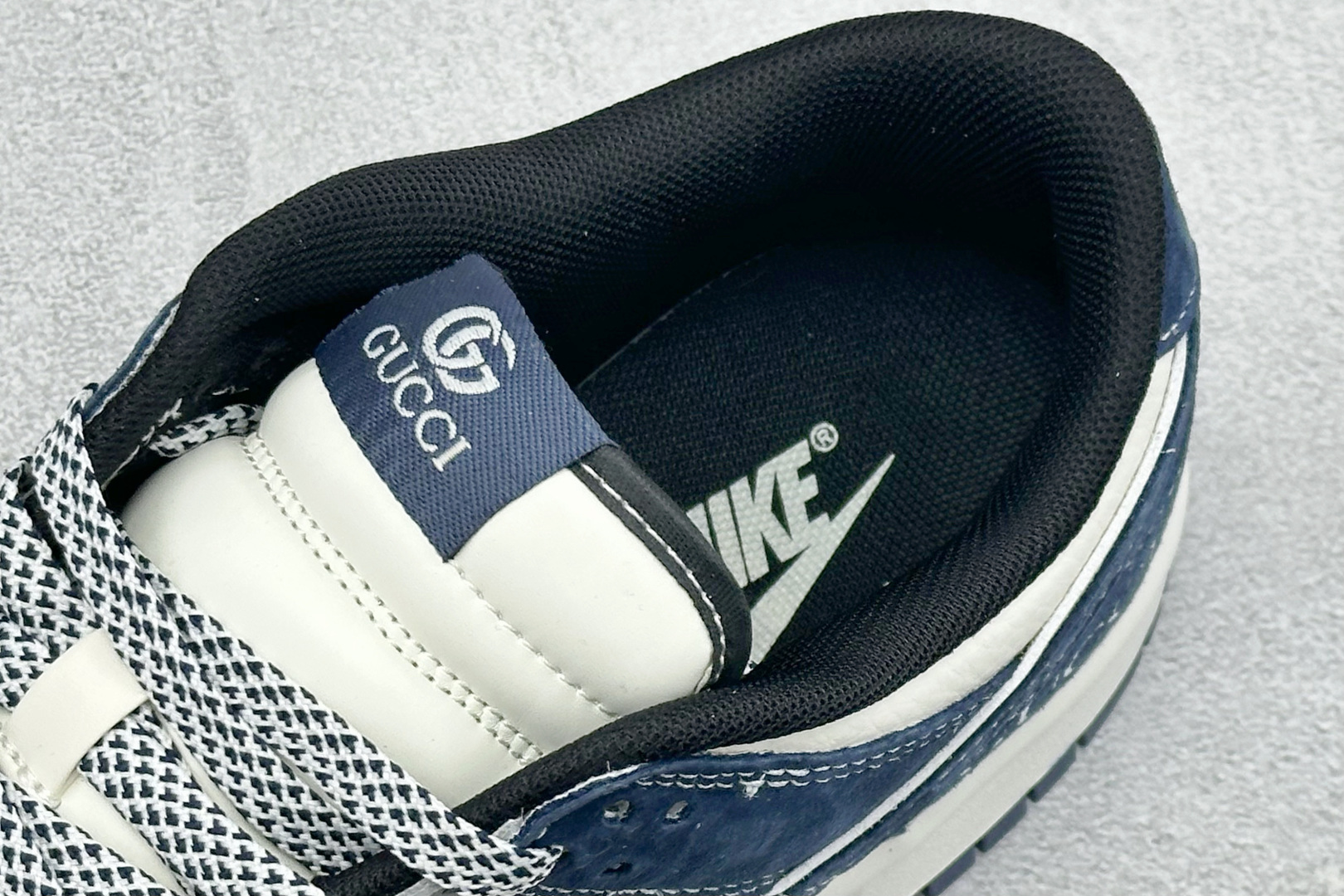 「GUCCI × Nike Dunk 联名限定」 当经典Dunk遇上双G老花 复古与奢感碰撞出高级感 白灰藏蓝三色拼接 XZ5899-107 「GUCCI × Nike Dunk 联名限定」 当经典Dunk遇上双G老花 复古与奢感碰撞出高级感 白灰藏蓝三色拼接 XZ5899-107
