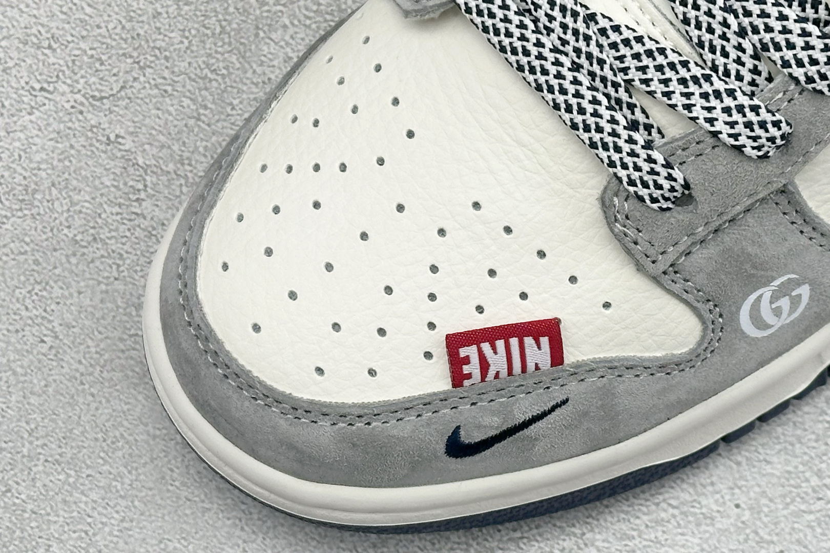 「GUCCI × Nike Dunk 联名限定」 当经典Dunk遇上双G老花 复古与奢感碰撞出高级感 白灰藏蓝三色拼接 XZ5899-107 「GUCCI × Nike Dunk 联名限定」 当经典Dunk遇上双G老花 复古与奢感碰撞出高级感 白灰藏蓝三色拼接 XZ5899-107
