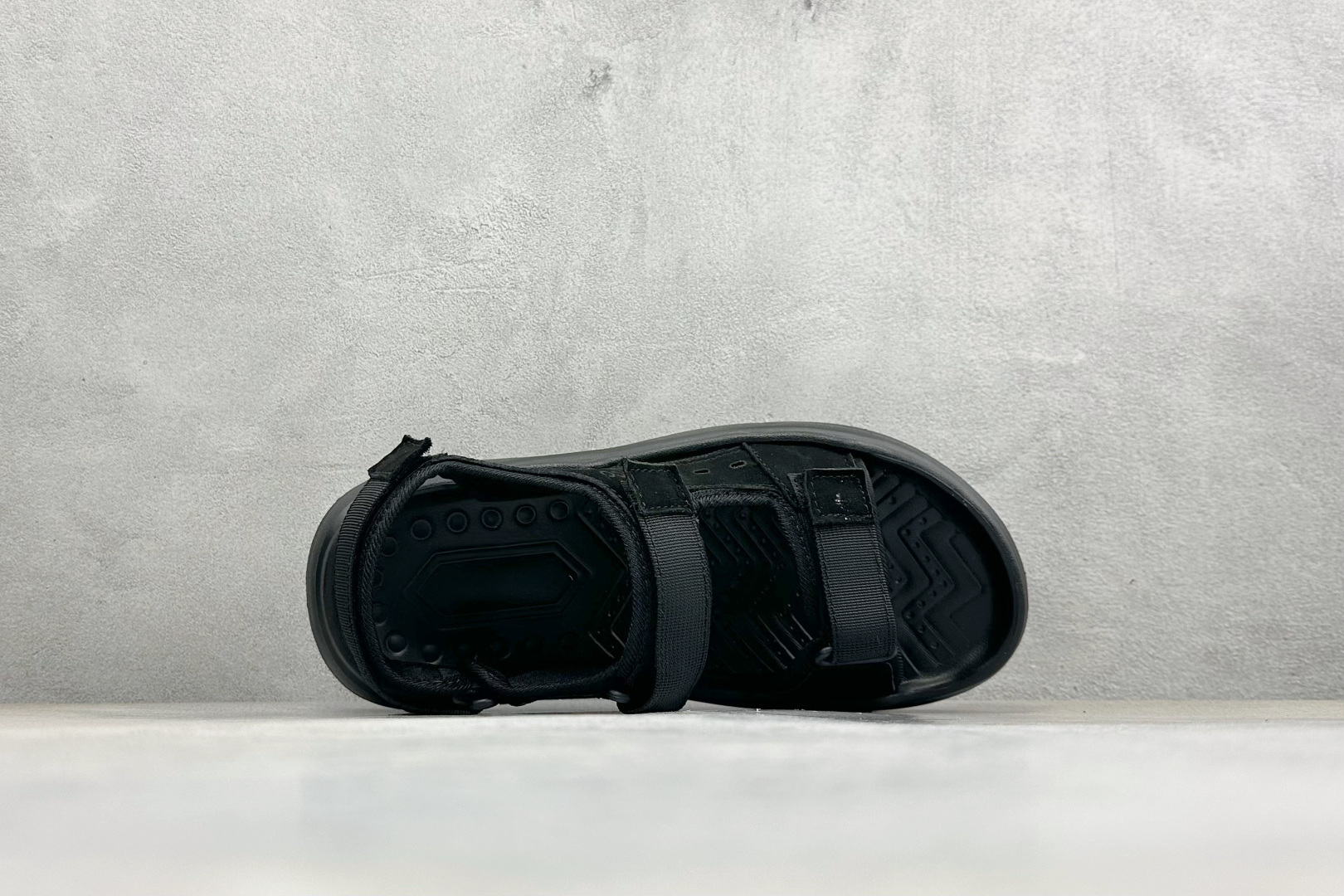 210 W1夏季新款ECCO/爱步户外休闲凉鞋 鞋面采用头层磨砂牛皮 668690