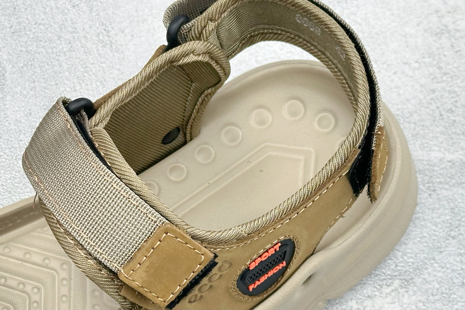210 W1夏季新款ECCO/爱步户外休闲凉鞋 鞋面采用头层磨砂牛皮 668690