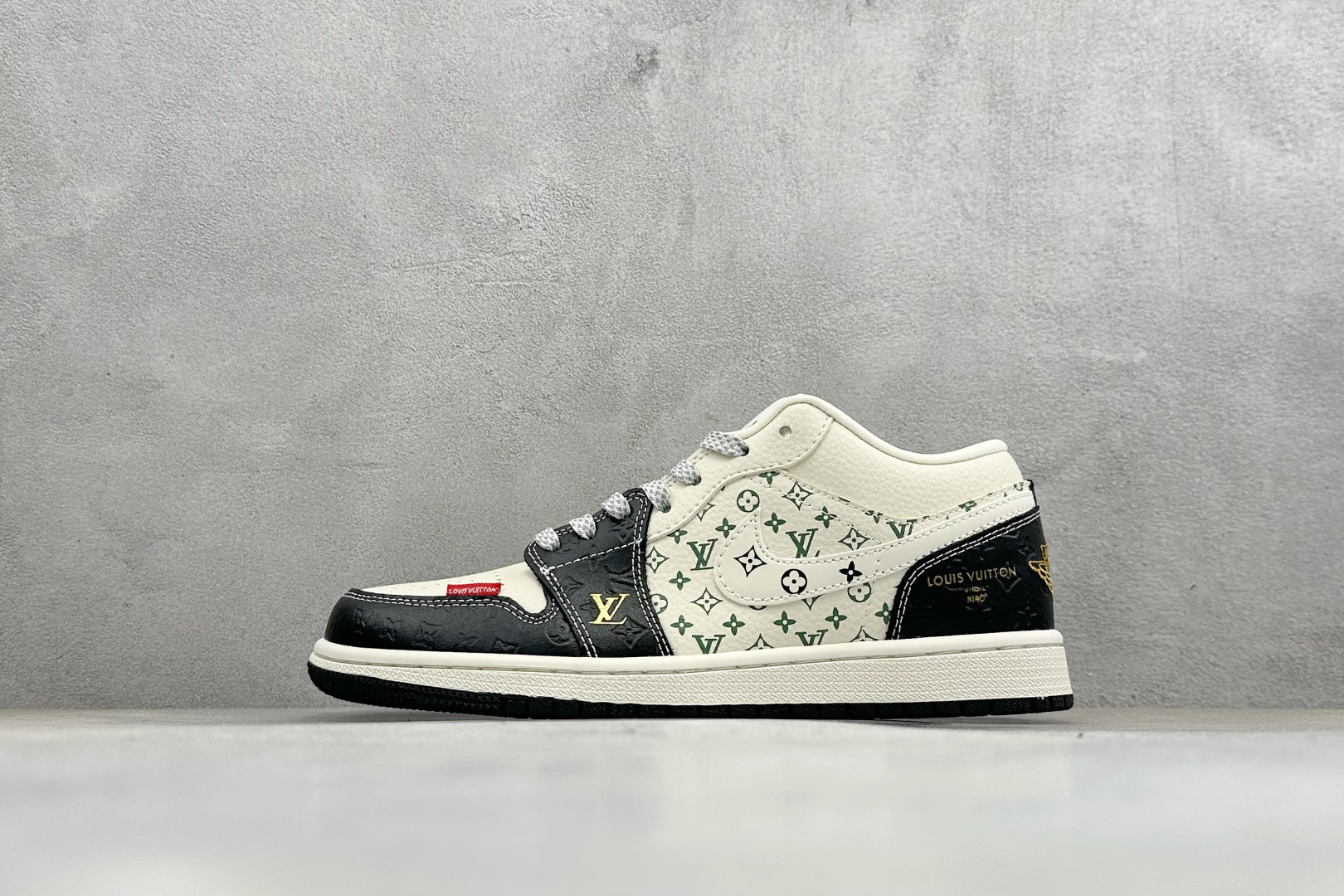 奢华联名 潮力拉满 AIR JORDAN 1 这款AJ1与LV联名款 将经典篮球基因与奢侈老花元素完美融合 黑白撞色自带高级感 QL1988-006 奢华联名 潮力拉满 AIR JORDAN 1 这款AJ1与LV联名款 将经典篮球基因与奢侈老花元素完美融合 黑白撞色自带高级感 QL1988-006