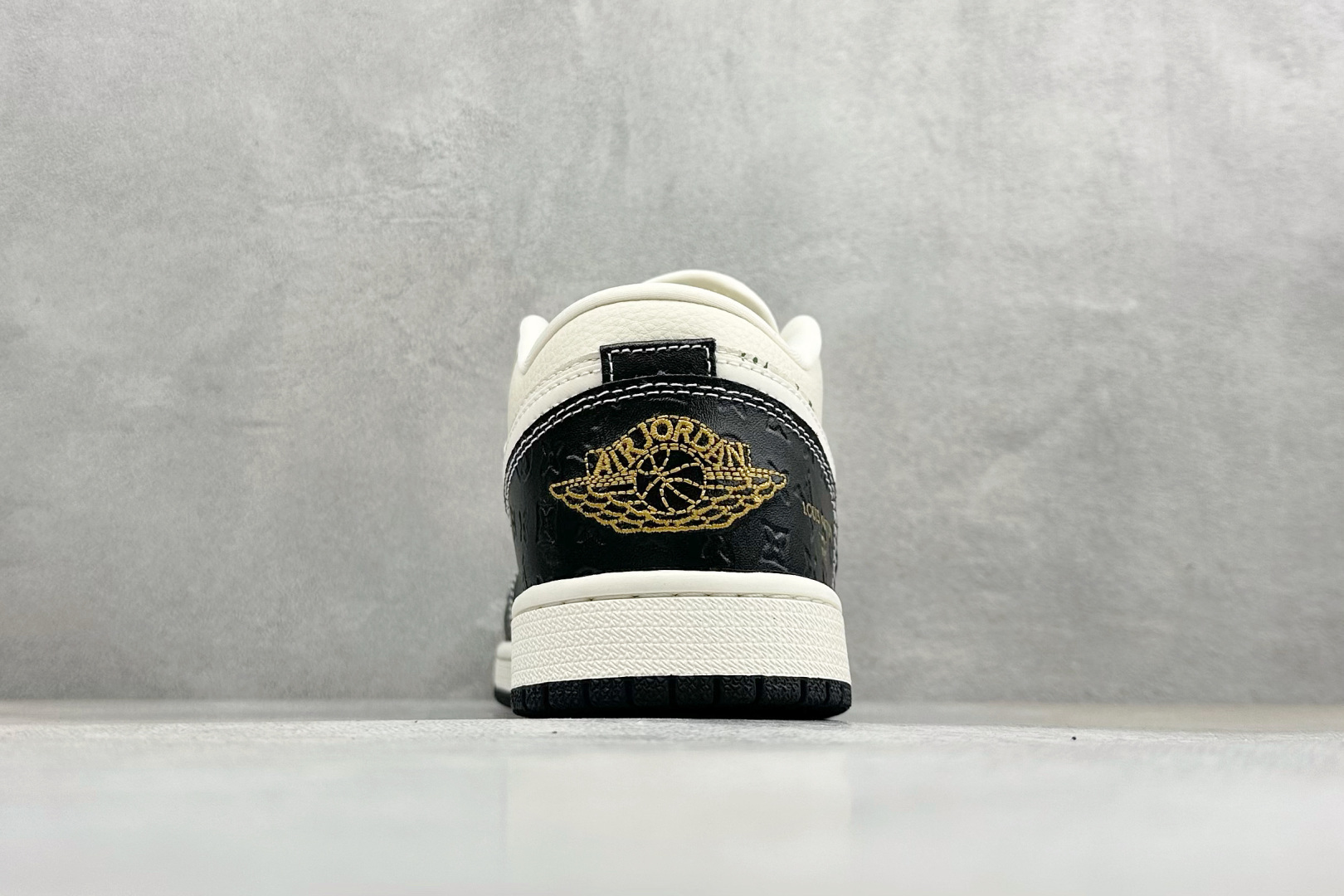 奢华联名 潮力拉满 AIR JORDAN 1 这款AJ1与LV联名款 将经典篮球基因与奢侈老花元素完美融合 黑白撞色自带高级感 QL1988-006 奢华联名 潮力拉满 AIR JORDAN 1 这款AJ1与LV联名款 将经典篮球基因与奢侈老花元素完美融合 黑白撞色自带高级感 QL1988-006