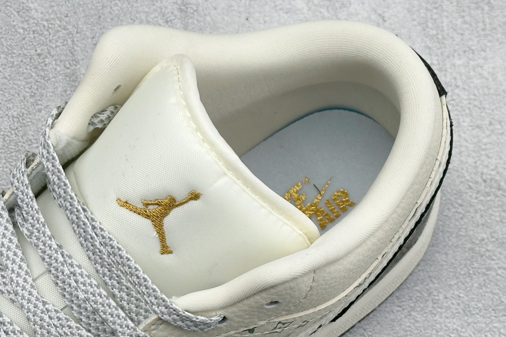 奢华联名 潮力拉满 AIR JORDAN 1 这款AJ1与LV联名款 将经典篮球基因与奢侈老花元素完美融合 黑白撞色自带高级感 QL1988-006 奢华联名 潮力拉满 AIR JORDAN 1 这款AJ1与LV联名款 将经典篮球基因与奢侈老花元素完美融合 黑白撞色自带高级感 QL1988-006
