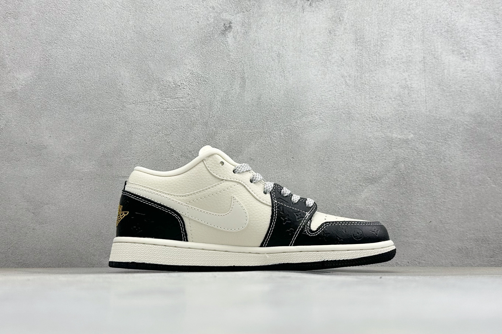 奢华联名 潮力拉满 AIR JORDAN 1 这款AJ1与LV联名款 将经典篮球基因与奢侈老花元素完美融合 黑白撞色自带高级感 QL1988-006 奢华联名 潮力拉满 AIR JORDAN 1 这款AJ1与LV联名款 将经典篮球基因与奢侈老花元素完美融合 黑白撞色自带高级感 QL1988-006