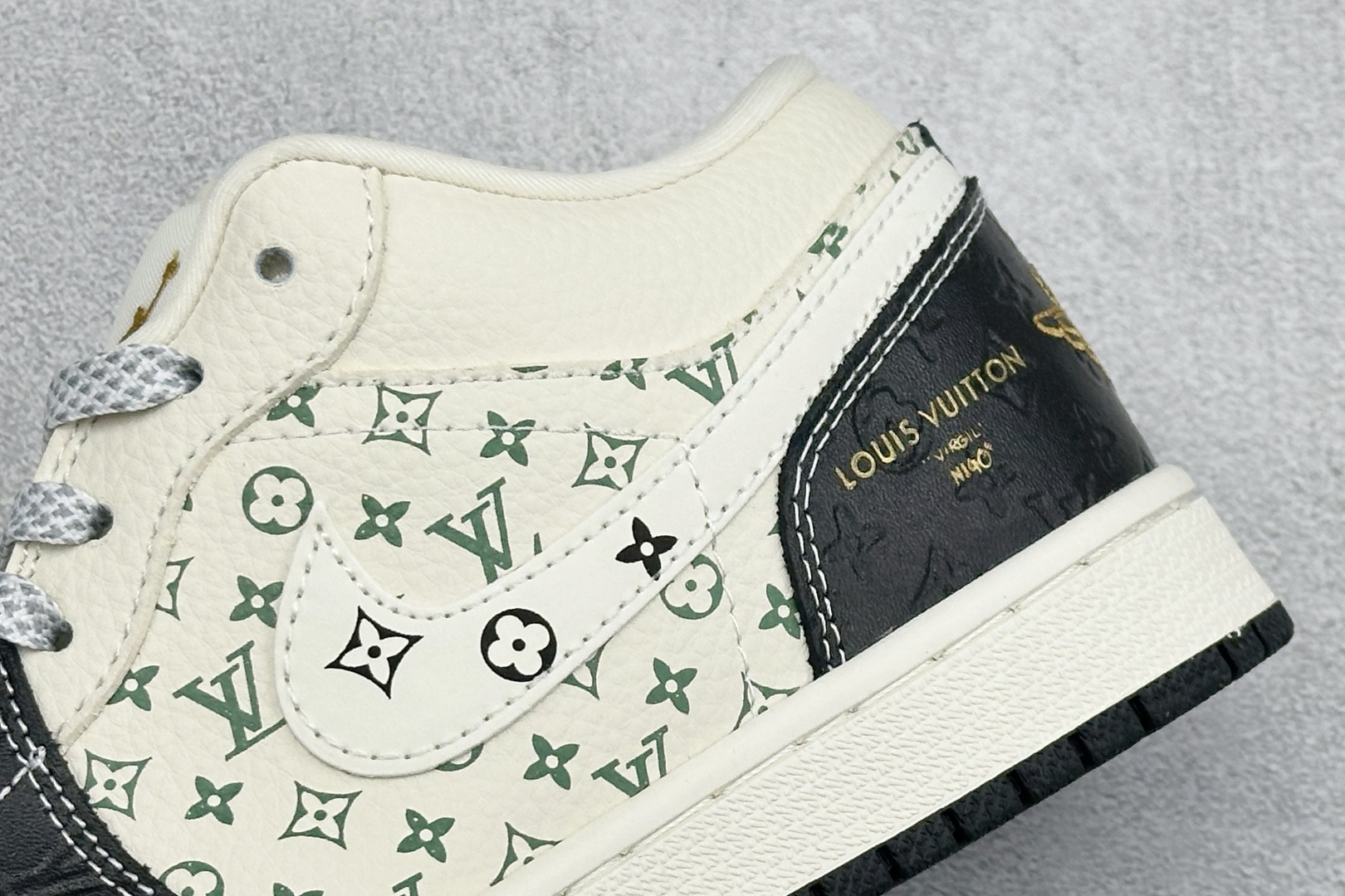 奢华联名 潮力拉满 AIR JORDAN 1 这款AJ1与LV联名款 将经典篮球基因与奢侈老花元素完美融合 黑白撞色自带高级感 QL1988-006 奢华联名 潮力拉满 AIR JORDAN 1 这款AJ1与LV联名款 将经典篮球基因与奢侈老花元素完美融合 黑白撞色自带高级感 QL1988-006