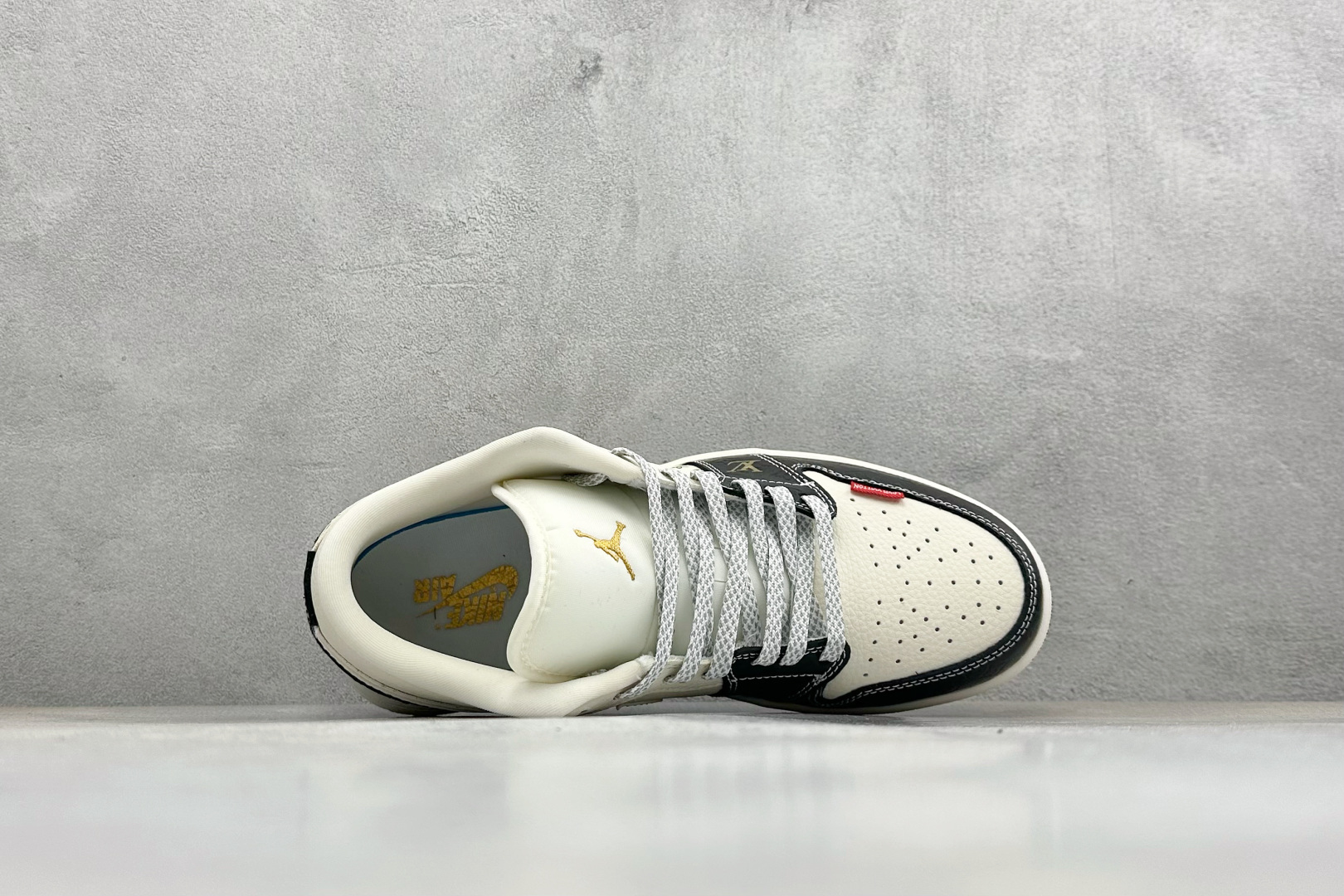 奢华联名 潮力拉满 AIR JORDAN 1 这款AJ1与LV联名款 将经典篮球基因与奢侈老花元素完美融合 黑白撞色自带高级感 QL1988-006 奢华联名 潮力拉满 AIR JORDAN 1 这款AJ1与LV联名款 将经典篮球基因与奢侈老花元素完美融合 黑白撞色自带高级感 QL1988-006