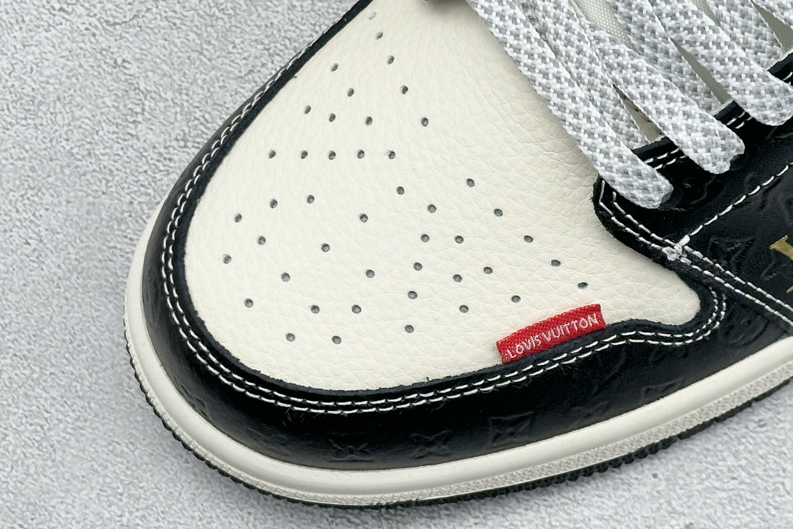 奢华联名 潮力拉满 AIR JORDAN 1 这款AJ1与LV联名款 将经典篮球基因与奢侈老花元素完美融合 黑白撞色自带高级感 QL1988-006 奢华联名 潮力拉满 AIR JORDAN 1 这款AJ1与LV联名款 将经典篮球基因与奢侈老花元素完美融合 黑白撞色自带高级感 QL1988-006