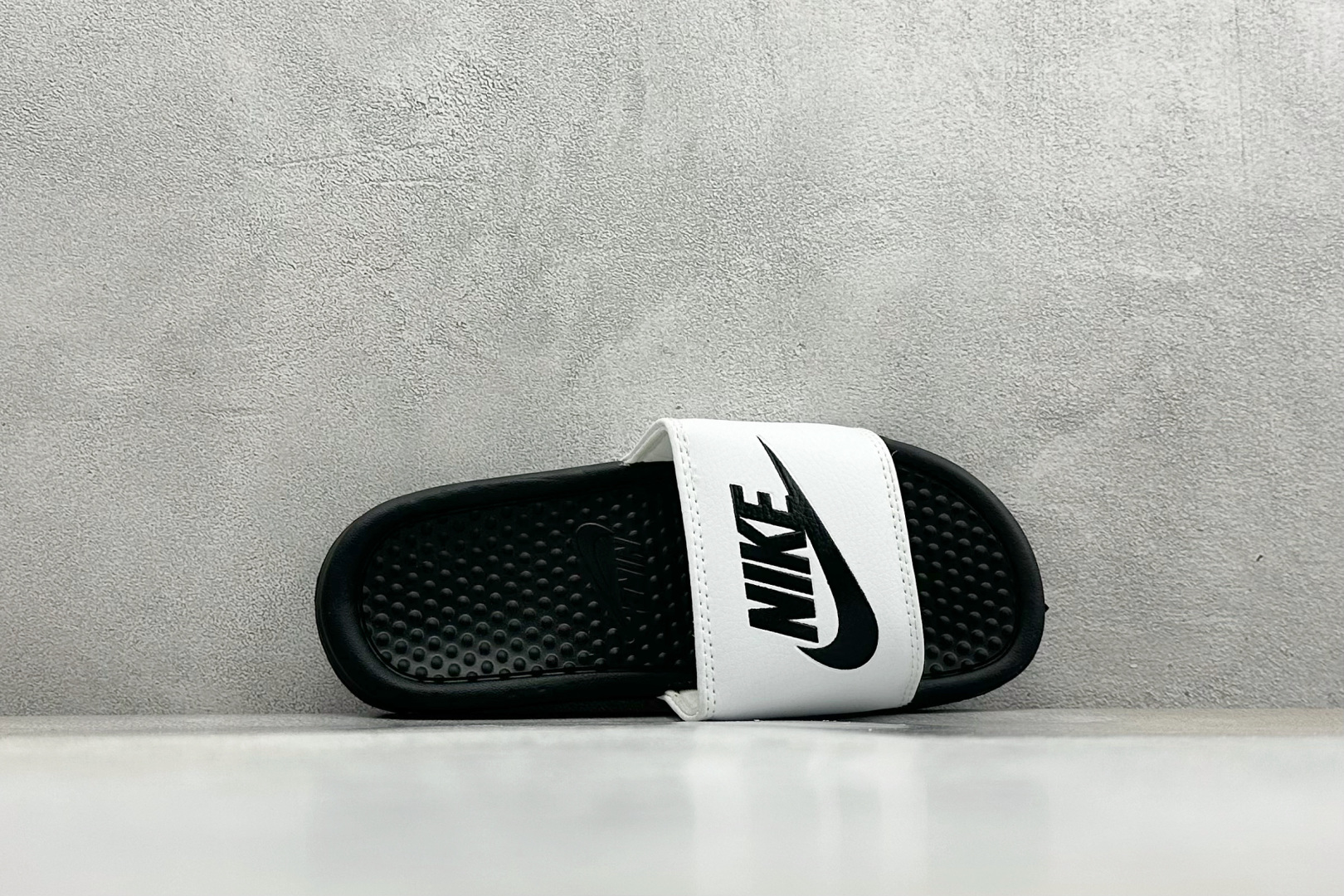 CX版Nike BENASSI SWOOSH 舒适时尚 EVA 防滑防磨减震一字拖鞋 666089-100 CX版Nike BENASSI SWOOSH 舒适时尚 EVA 防滑防磨减震一字拖鞋 666089-100