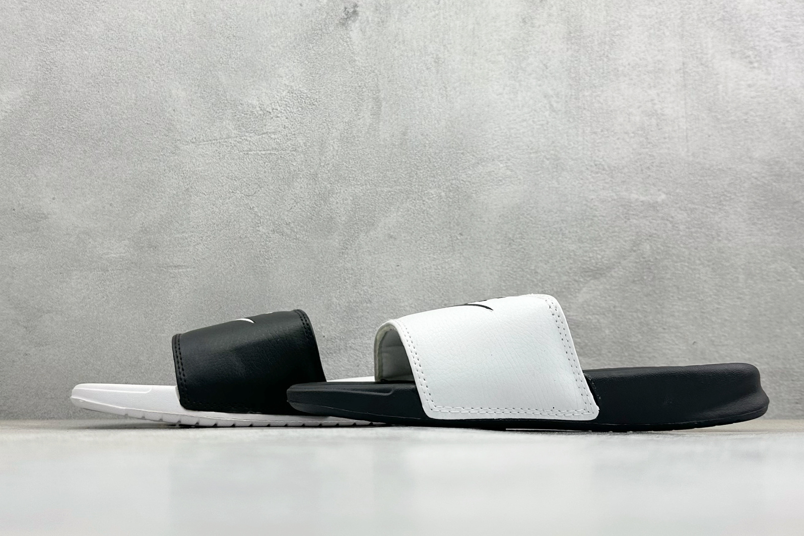 CX版Nike BENASSI SWOOSH 舒适时尚 EVA 防滑防磨减震一字拖鞋 666089-100 CX版Nike BENASSI SWOOSH 舒适时尚 EVA 防滑防磨减震一字拖鞋 666089-100