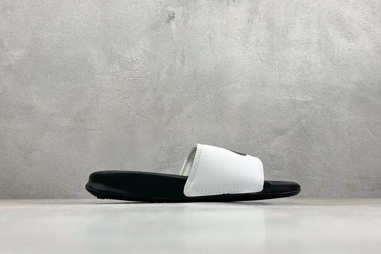 CX版Nike BENASSI SWOOSH 舒适时尚 EVA 防滑防磨减震一字拖鞋 666089-100 CX版Nike BENASSI SWOOSH 舒适时尚 EVA 防滑防磨减震一字拖鞋 666089-100