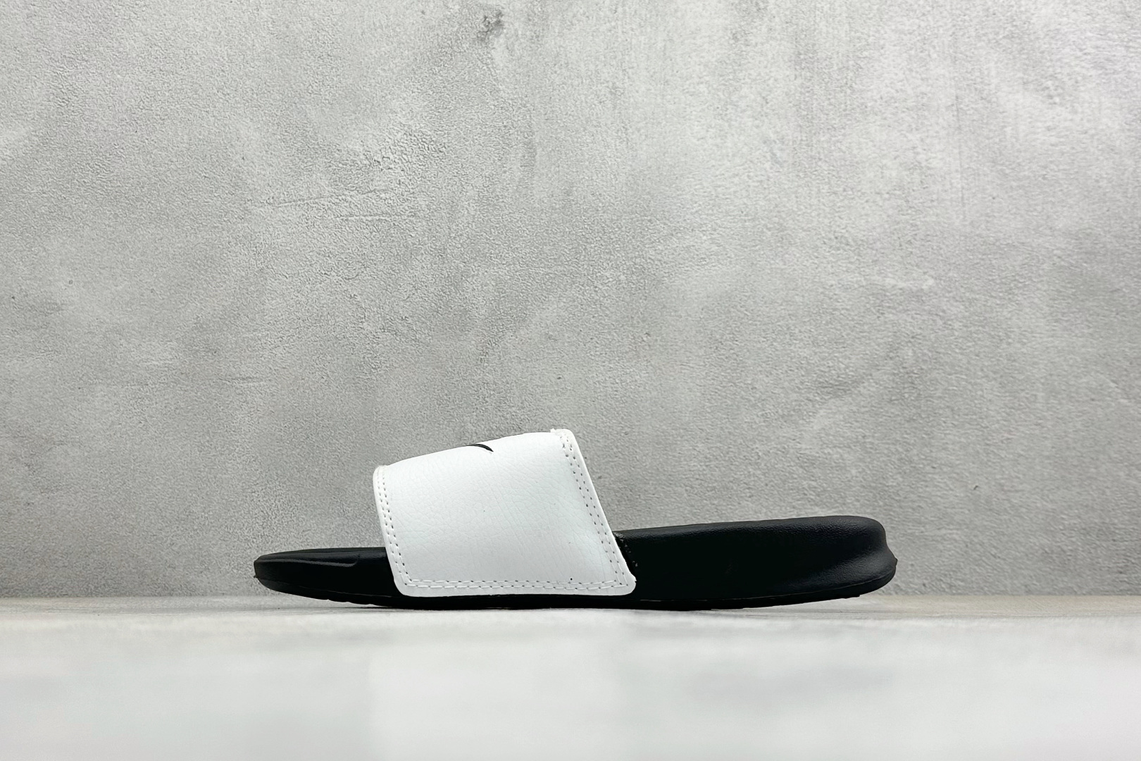 CX版Nike BENASSI SWOOSH 舒适时尚 EVA 防滑防磨减震一字拖鞋 666089-100 CX版Nike BENASSI SWOOSH 舒适时尚 EVA 防滑防磨减震一字拖鞋 666089-100