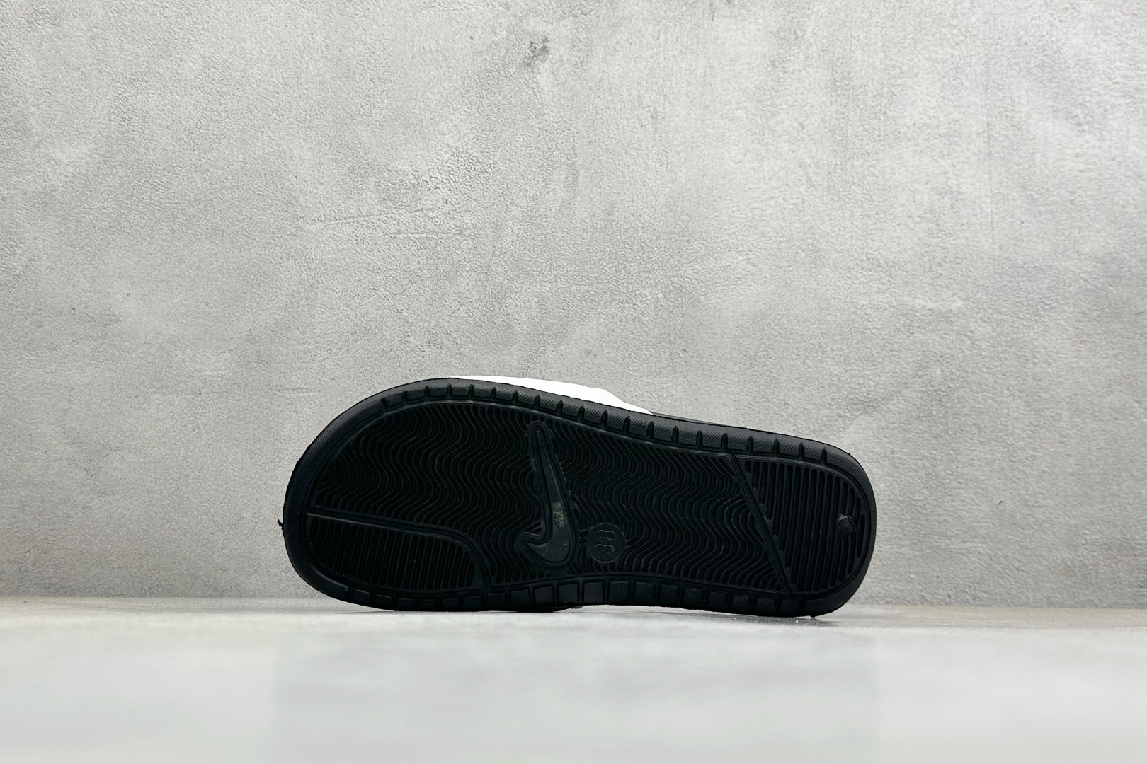 CX版Nike BENASSI SWOOSH 舒适时尚 EVA 防滑防磨减震一字拖鞋 666089-100 CX版Nike BENASSI SWOOSH 舒适时尚 EVA 防滑防磨减震一字拖鞋 666089-100