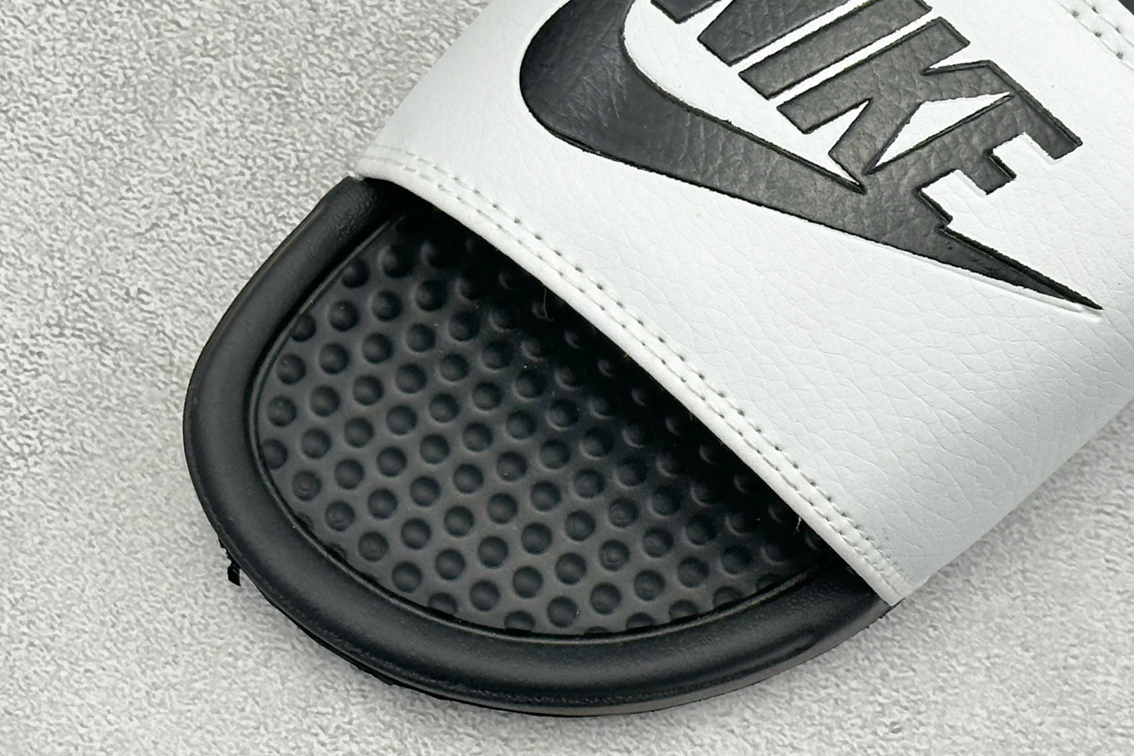 CX版Nike BENASSI SWOOSH 舒适时尚 EVA 防滑防磨减震一字拖鞋 666089-100 CX版Nike BENASSI SWOOSH 舒适时尚 EVA 防滑防磨减震一字拖鞋 666089-100