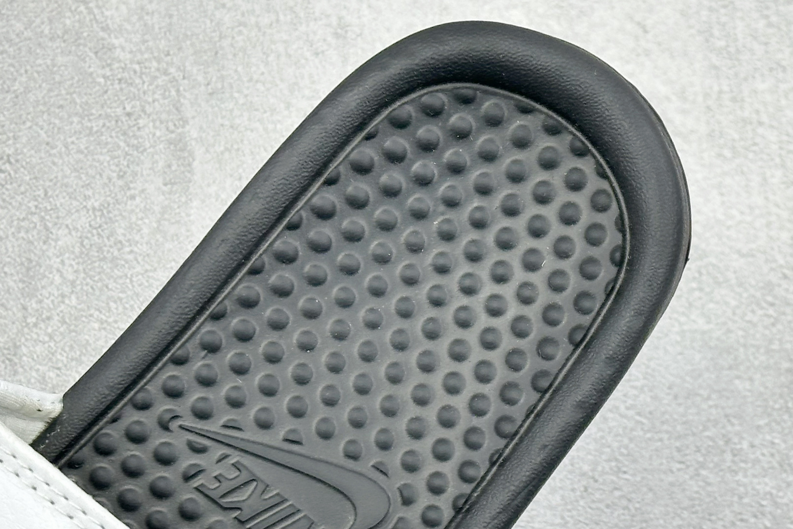 CX版Nike BENASSI SWOOSH 舒适时尚 EVA 防滑防磨减震一字拖鞋 666089-100 CX版Nike BENASSI SWOOSH 舒适时尚 EVA 防滑防磨减震一字拖鞋 666089-100