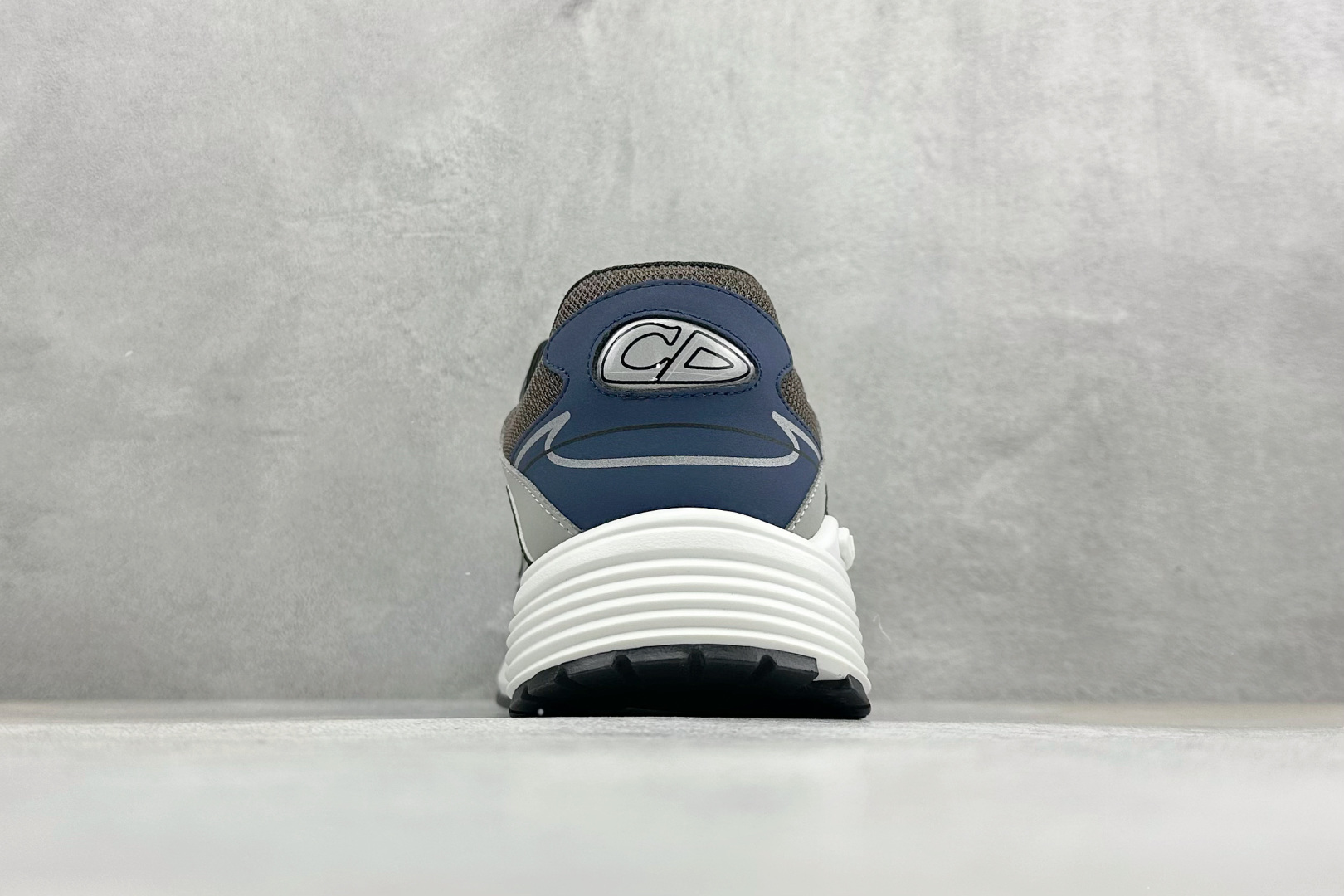 全新升级B30系列老爹运动鞋全新B30运动鞋顺应复古市场的趋势的 Dad Shoes风格鞋款鞋舌上的标志