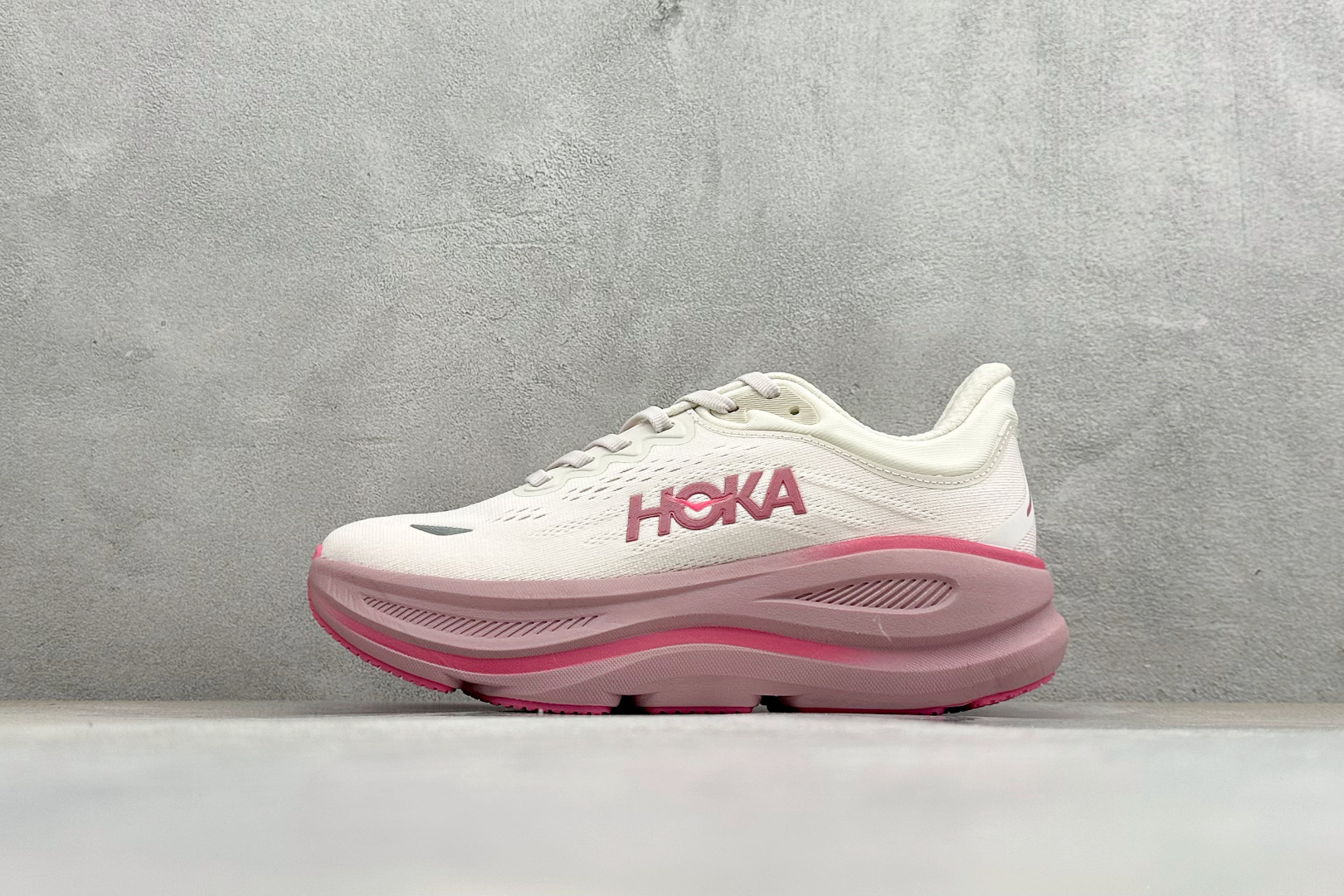 W版 HOKA ONE ONE Bondi 9 机能缓震跑鞋#鞋面部分采用工程网眼面料，可以确保必要的透