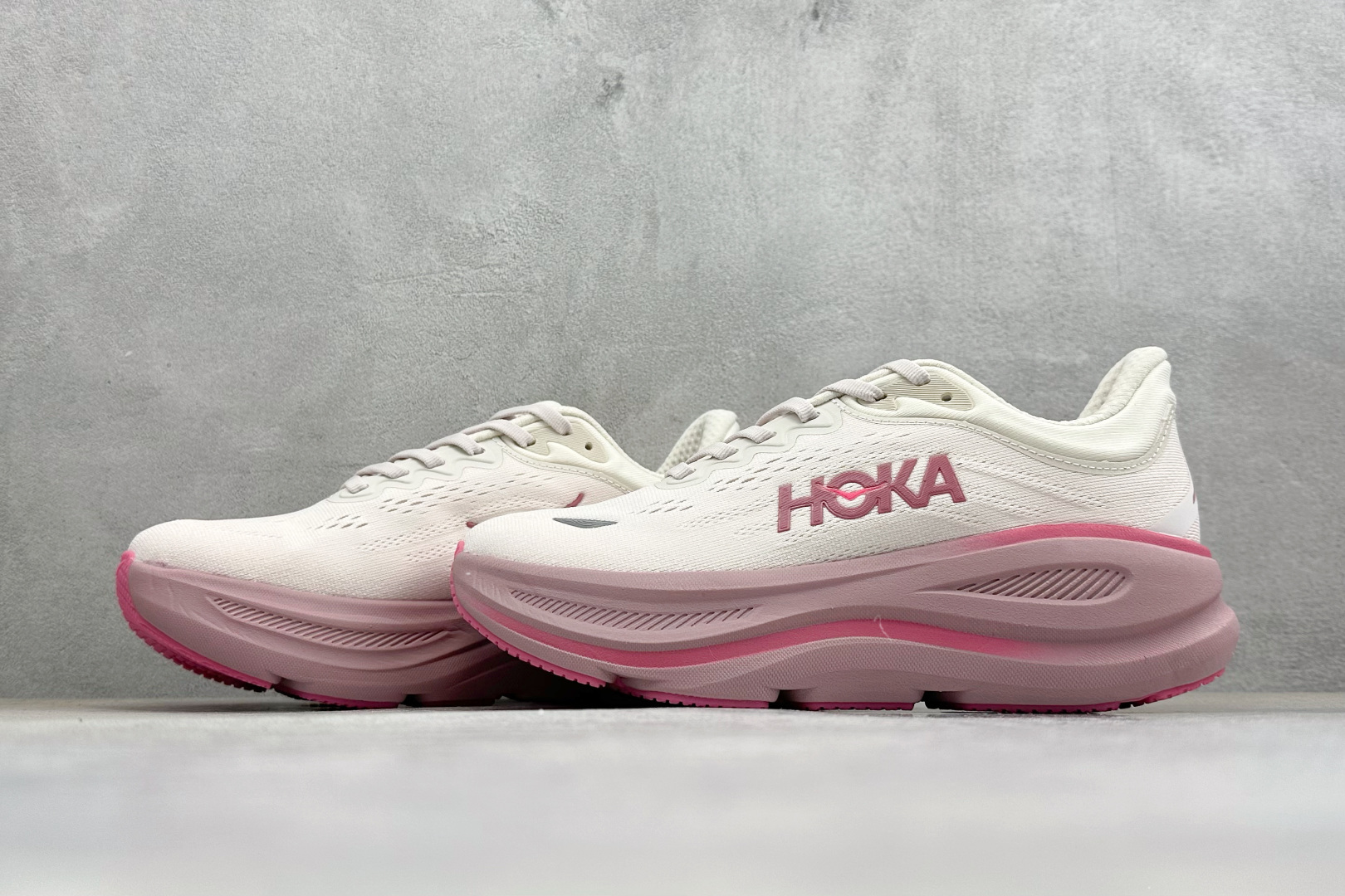 W版 HOKA ONE ONE Bondi 9 机能缓震跑鞋#鞋面部分采用工程网眼面料，可以确保必要的透