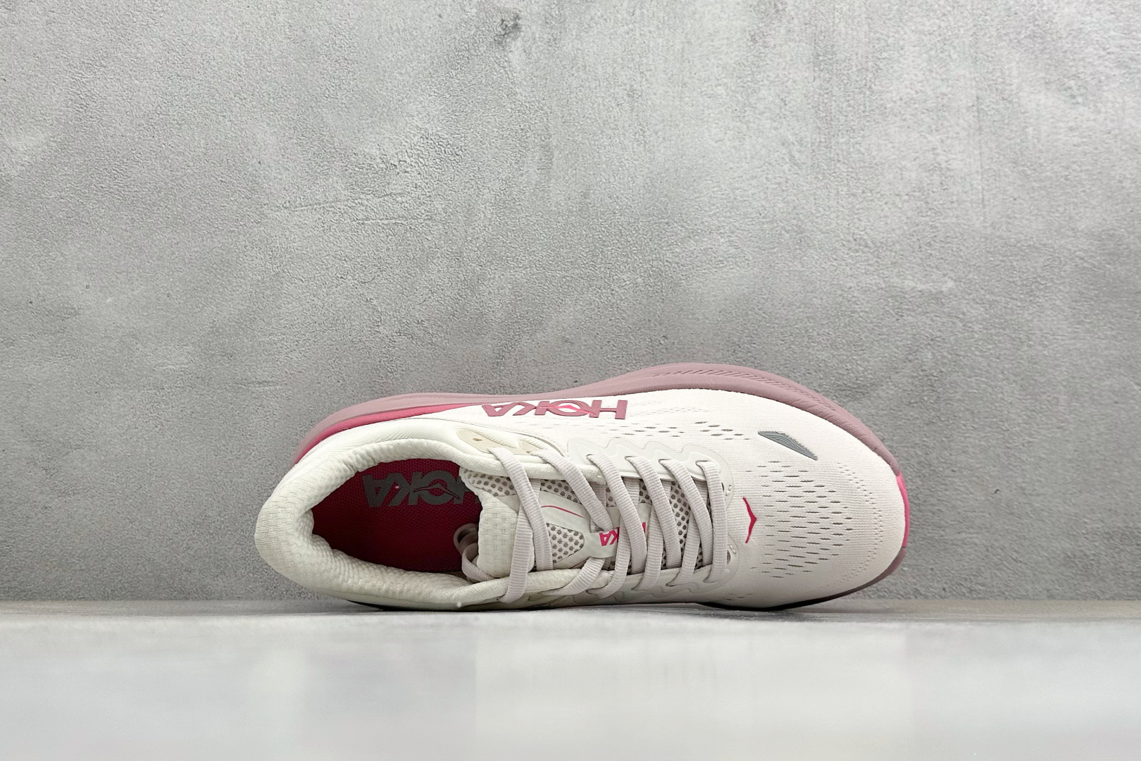 W版 HOKA ONE ONE Bondi 9 机能缓震跑鞋#鞋面部分采用工程网眼面料，可以确保必要的透
