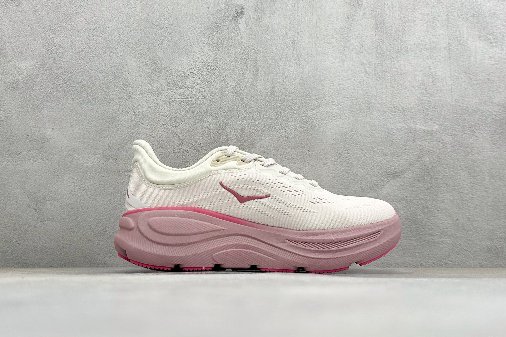 W版 HOKA ONE ONE Bondi 9 机能缓震跑鞋#鞋面部分采用工程网眼面料，可以确保必要的透