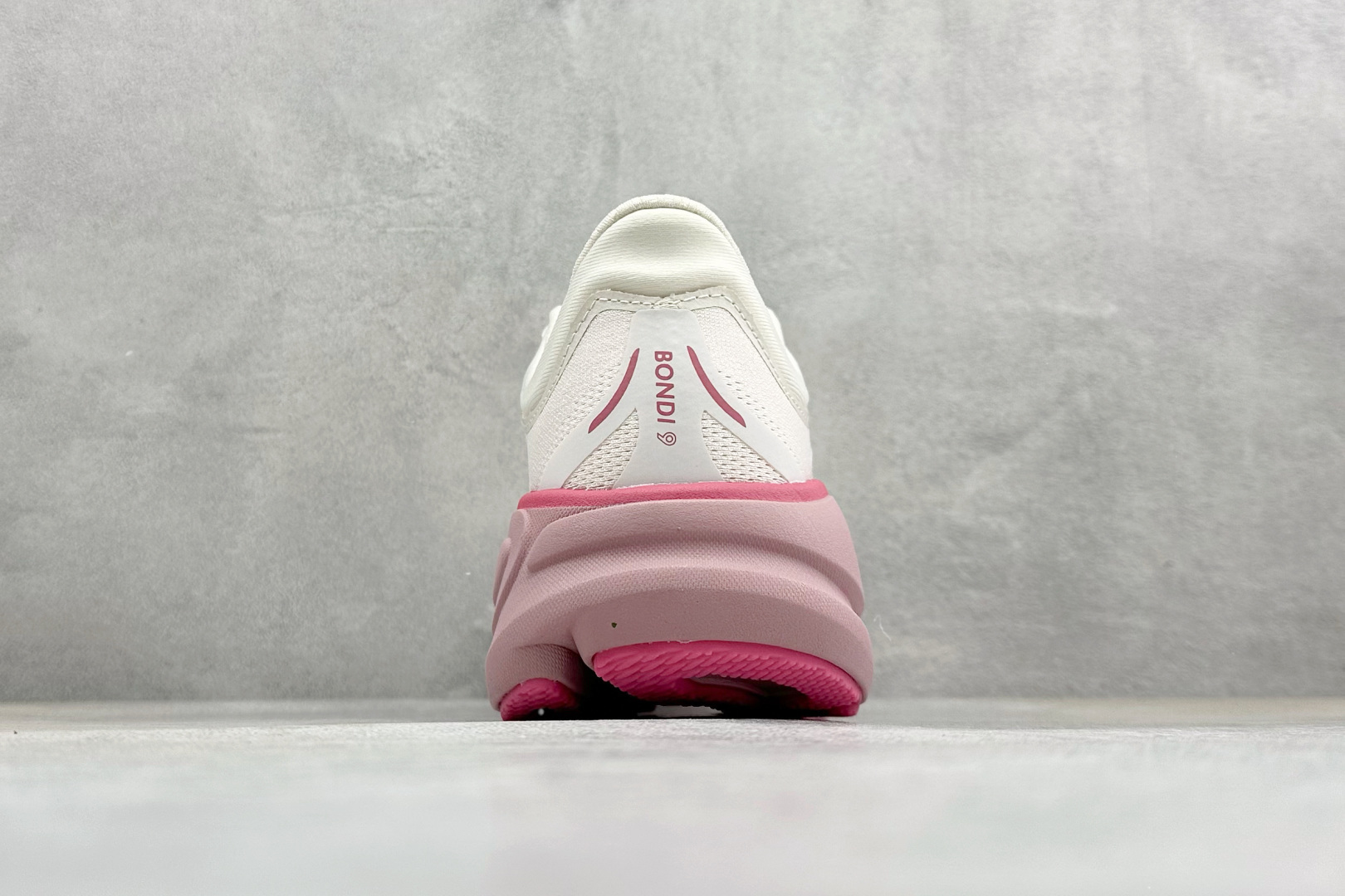 W版 HOKA ONE ONE Bondi 9 机能缓震跑鞋#鞋面部分采用工程网眼面料，可以确保必要的透