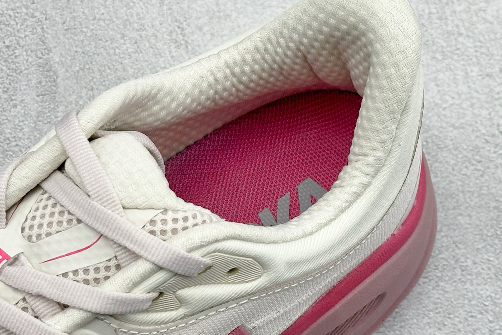 W版 HOKA ONE ONE Bondi 9 机能缓震跑鞋#鞋面部分采用工程网眼面料，可以确保必要的透