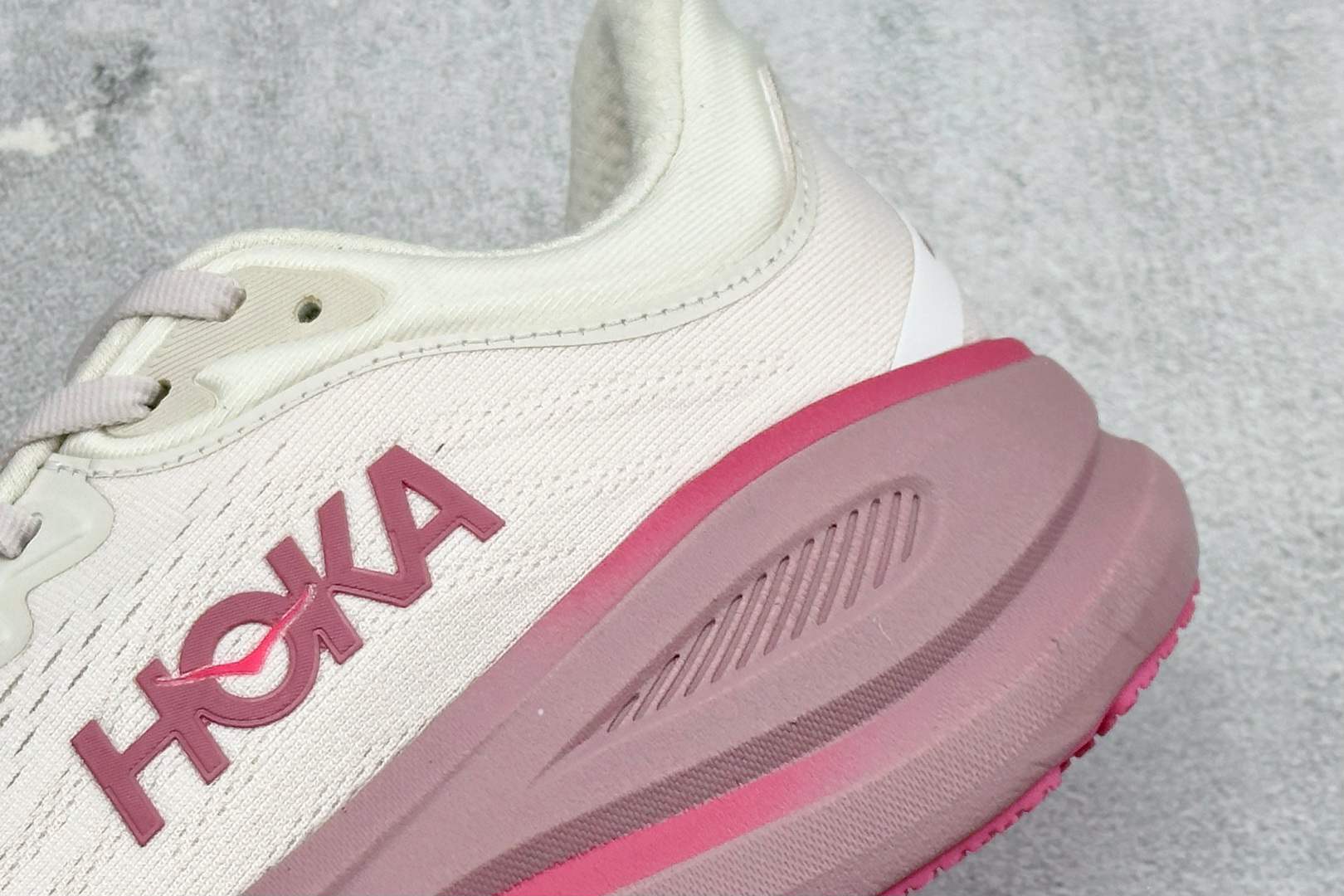 W版 HOKA ONE ONE Bondi 9 机能缓震跑鞋#鞋面部分采用工程网眼面料，可以确保必要的透