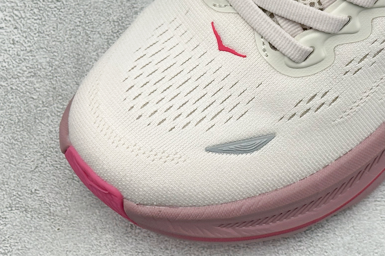 W版 HOKA ONE ONE Bondi 9 机能缓震跑鞋#鞋面部分采用工程网眼面料，可以确保必要的透