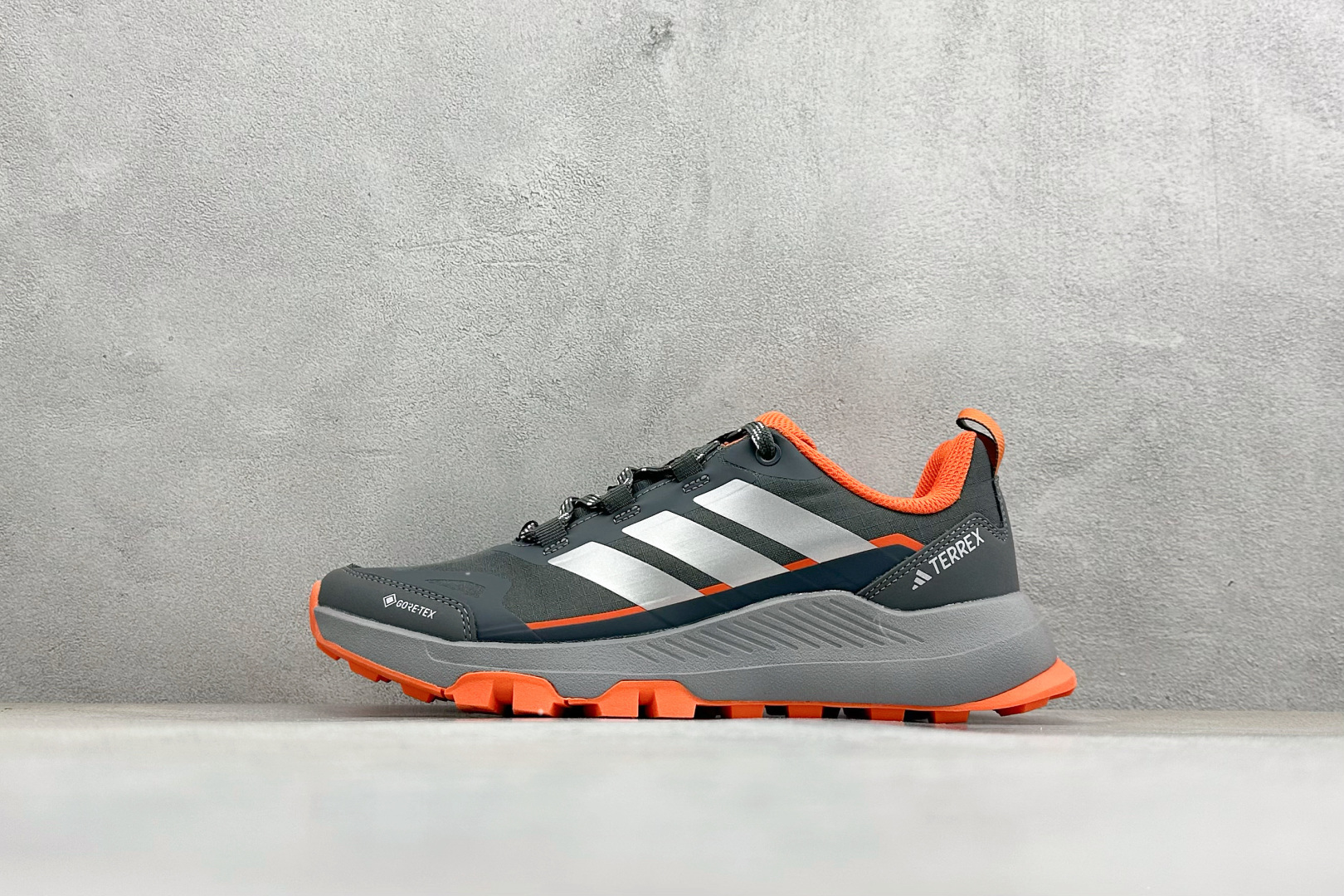 Adidas Terrex Skychaser Ax5 舒适柔软 低帮休闲登山鞋 JS4608 Adidas Terrex Skychaser Ax5 舒适柔软 低帮休闲登山鞋 JS4608