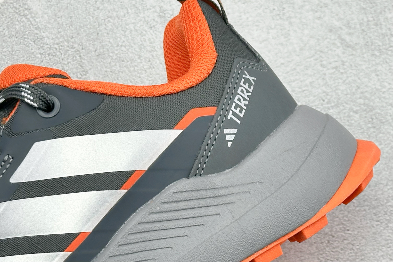 Adidas Terrex Skychaser Ax5 舒适柔软 低帮休闲登山鞋 JS4608 Adidas Terrex Skychaser Ax5 舒适柔软 低帮休闲登山鞋 JS4608