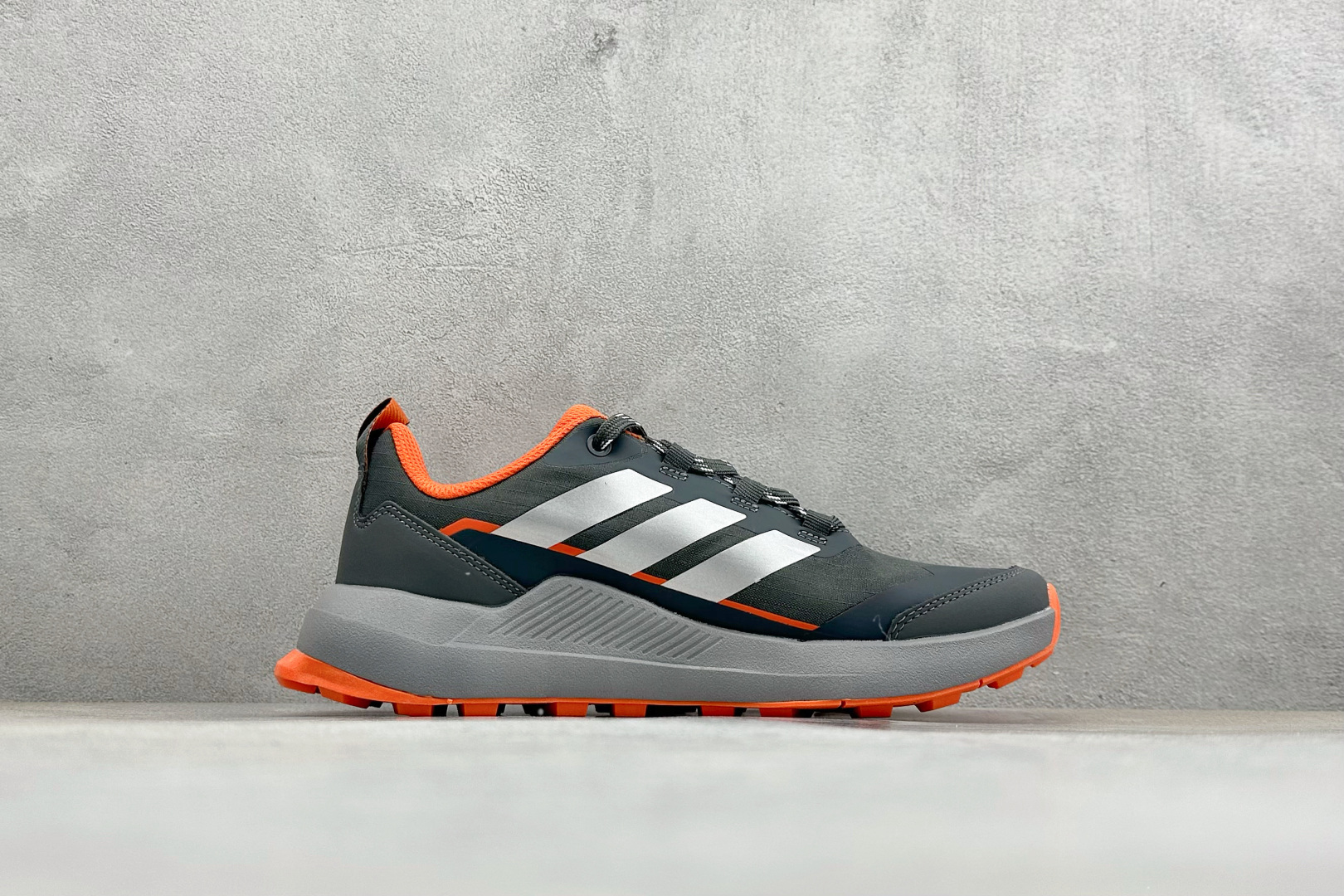 Adidas Terrex Skychaser Ax5 舒适柔软 低帮休闲登山鞋 JS4608 Adidas Terrex Skychaser Ax5 舒适柔软 低帮休闲登山鞋 JS4608