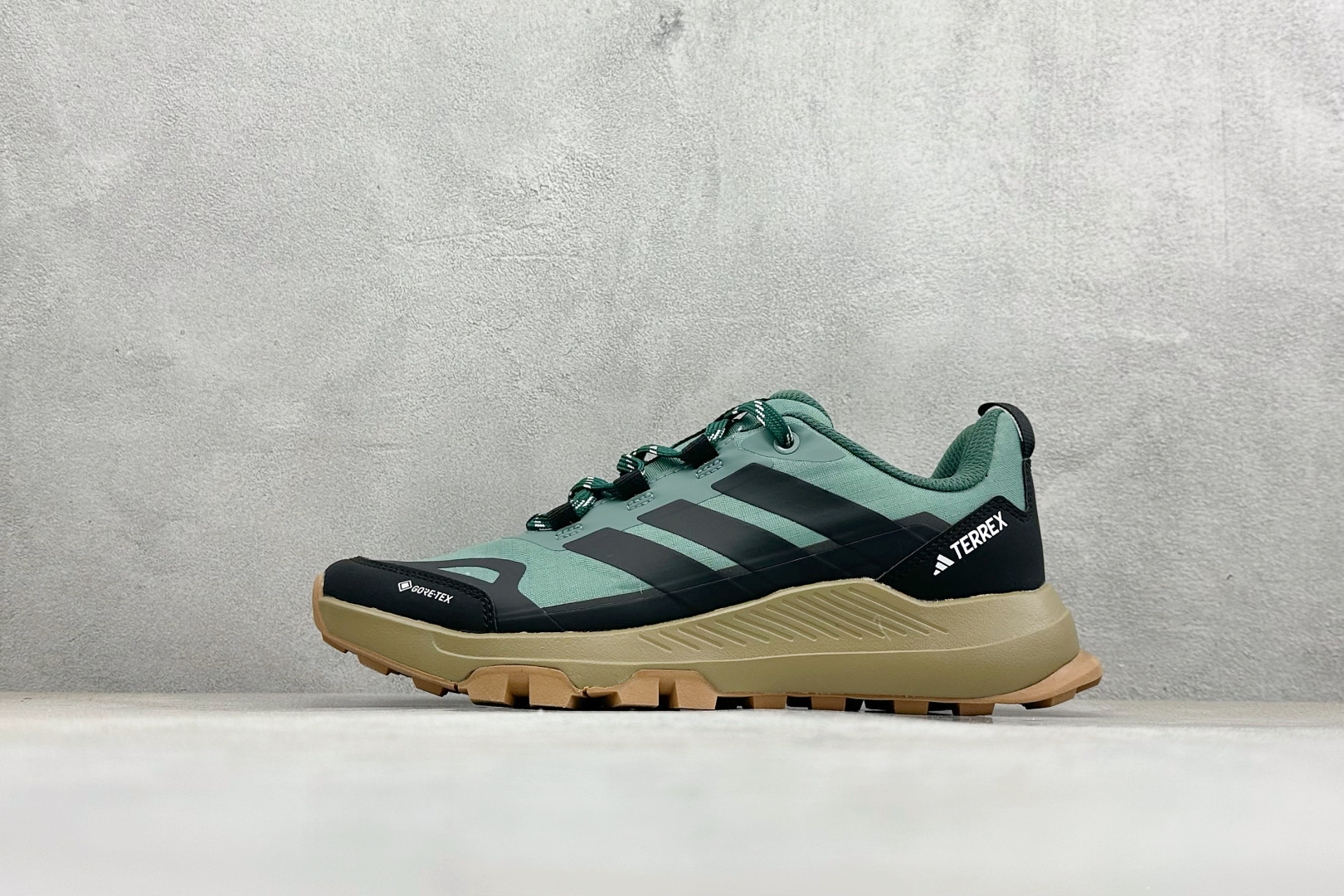 Adidas Terrex Skychaser Ax5 舒适柔软 低帮休闲登山鞋 JQ2214 Adidas Terrex Skychaser Ax5 舒适柔软 低帮休闲登山鞋 JQ2214