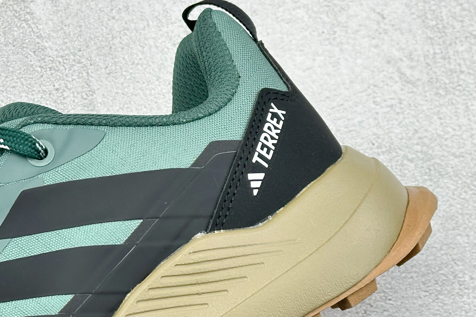 Adidas Terrex Skychaser Ax5 舒适柔软 低帮休闲登山鞋 JQ2214 Adidas Terrex Skychaser Ax5 舒适柔软 低帮休闲登山鞋 JQ2214