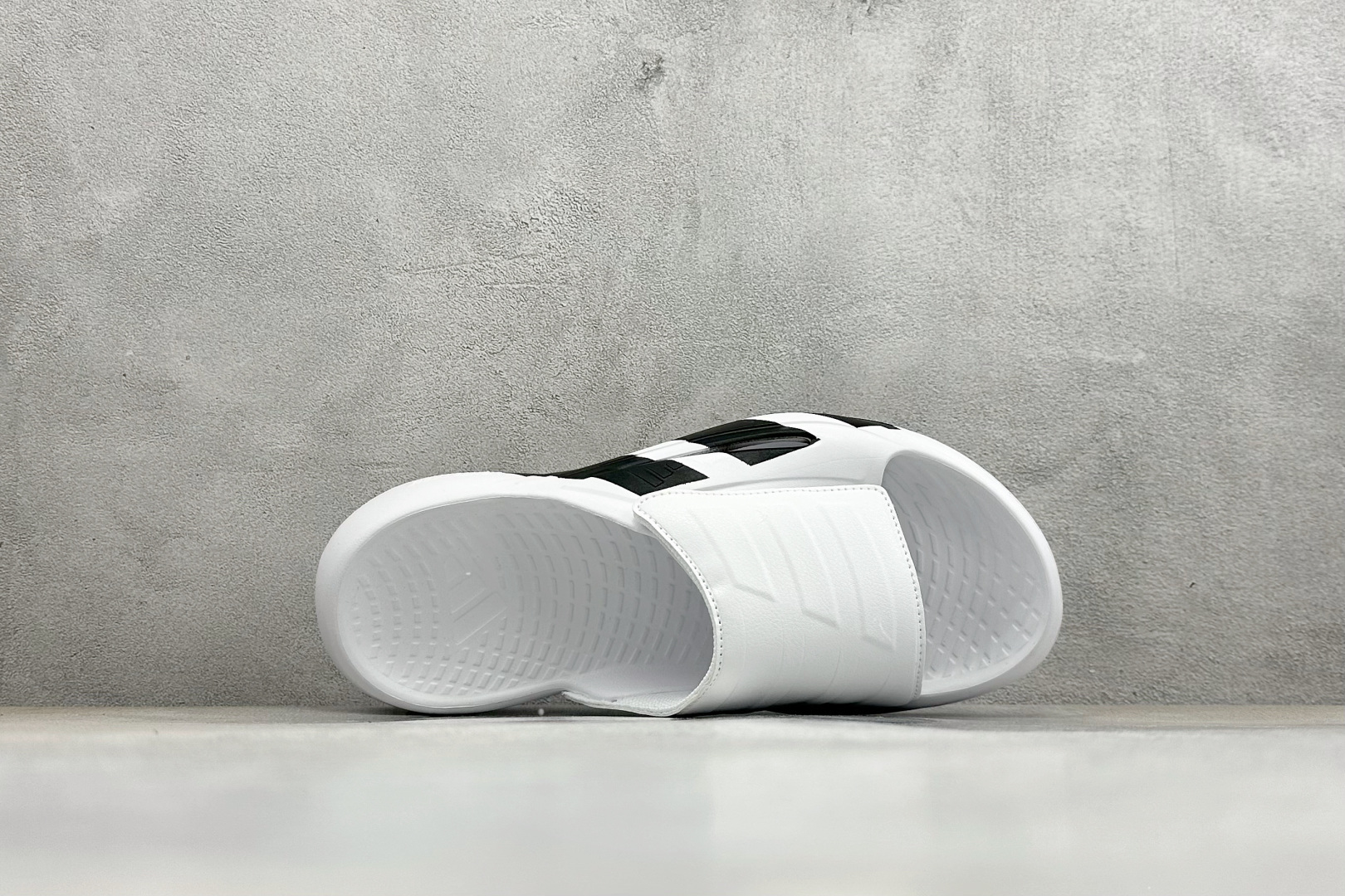 Adidas LIGHTBLAZE SLIDESP 运动休闲舒适拖鞋 JS3584 Adidas LIGHTBLAZE SLIDESP 运动休闲舒适拖鞋 JS3584