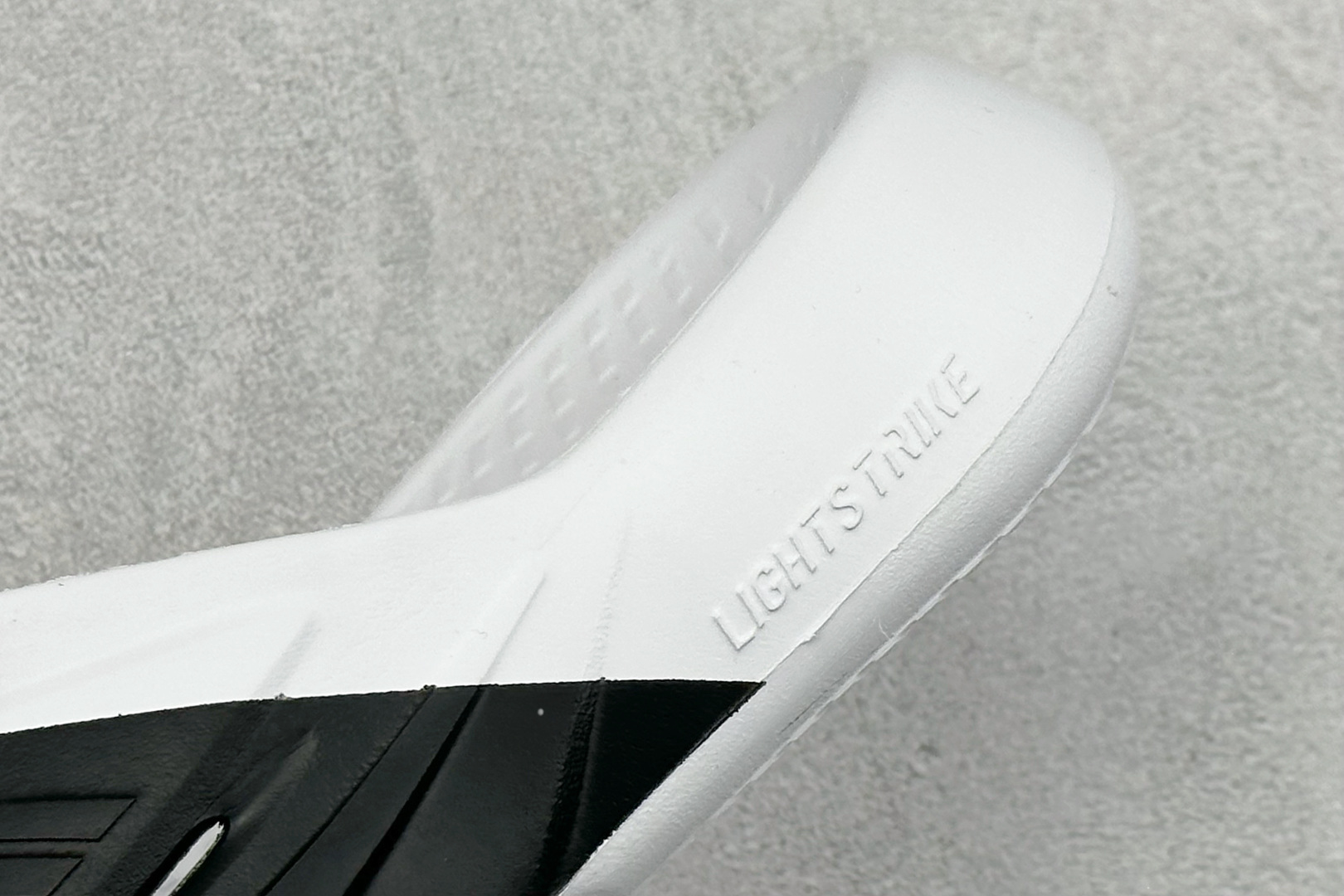 Adidas LIGHTBLAZE SLIDESP 运动休闲舒适拖鞋 JS3584 Adidas LIGHTBLAZE SLIDESP 运动休闲舒适拖鞋 JS3584