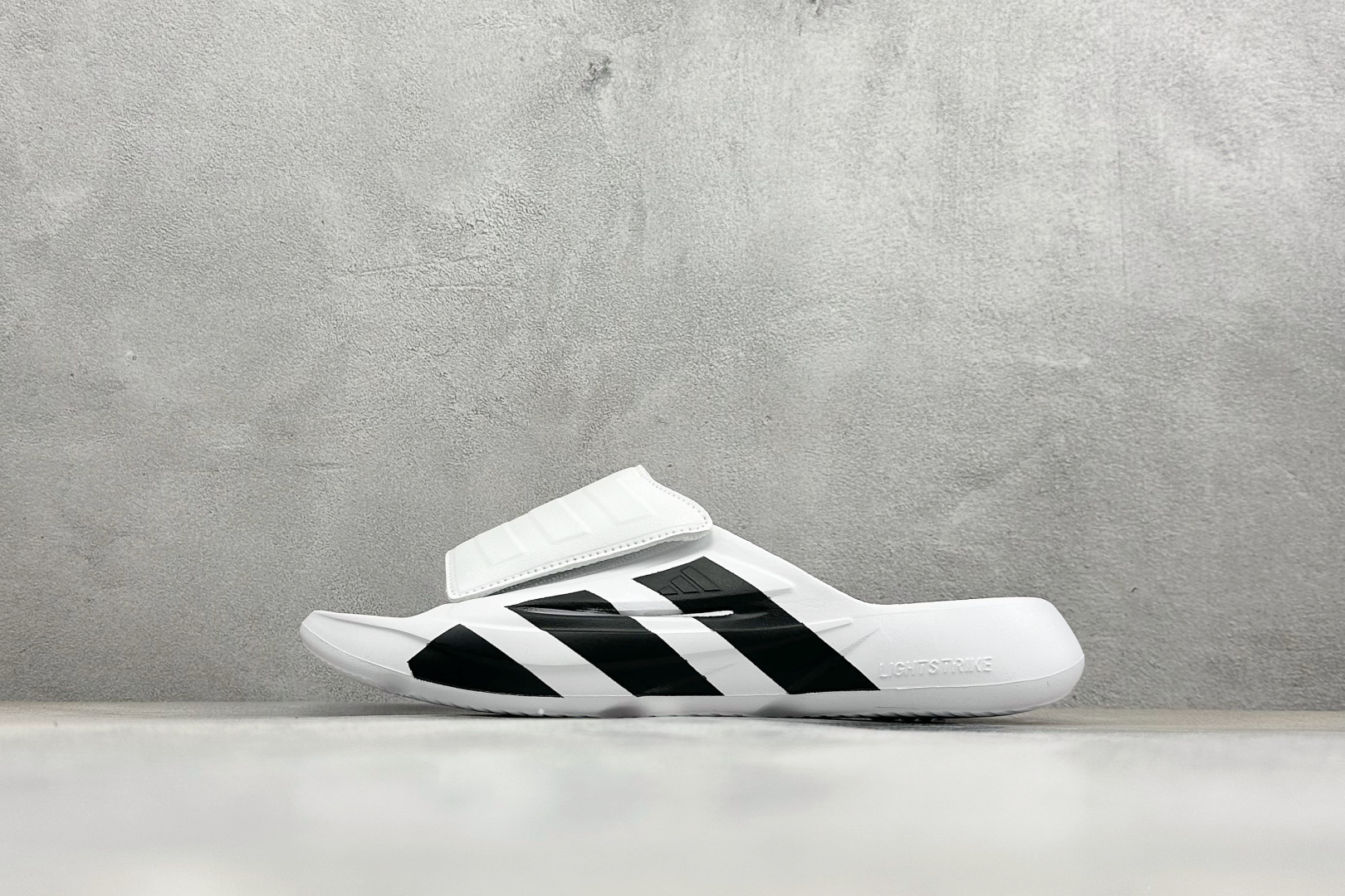 Adidas LIGHTBLAZE SLIDESP 运动休闲舒适拖鞋 JS3584 Adidas LIGHTBLAZE SLIDESP 运动休闲舒适拖鞋 JS3584