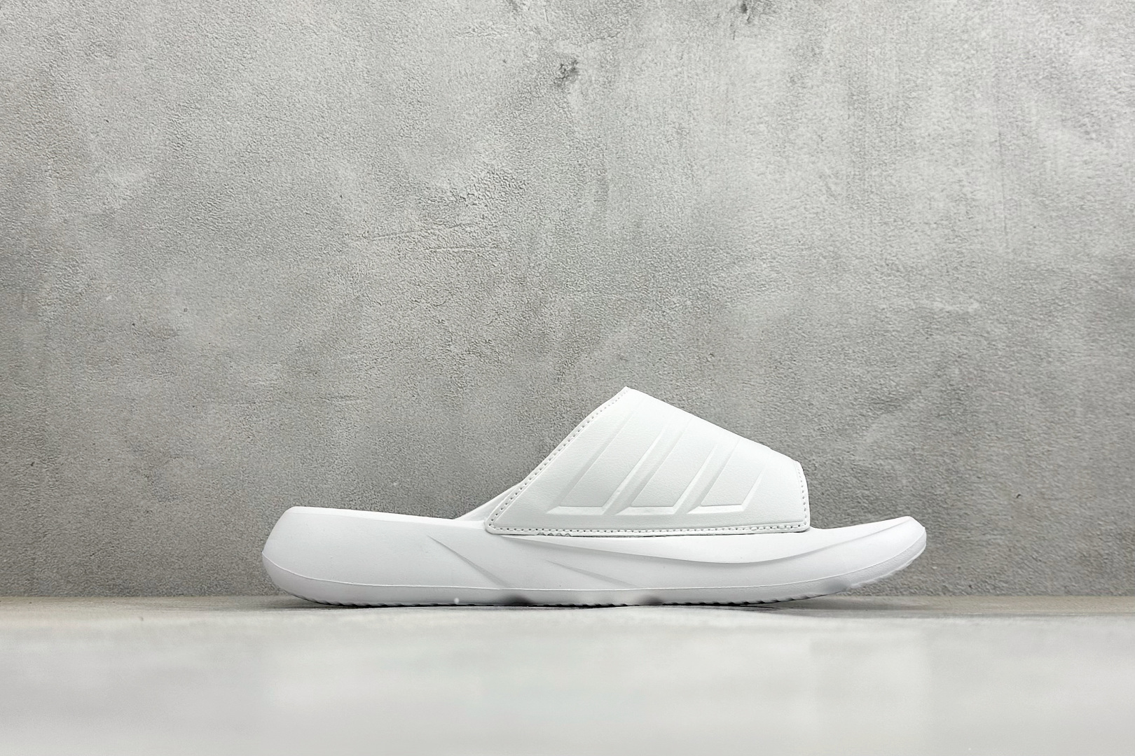 Adidas LIGHTBLAZE SLIDESP 运动休闲舒适拖鞋 JS3584 Adidas LIGHTBLAZE SLIDESP 运动休闲舒适拖鞋 JS3584