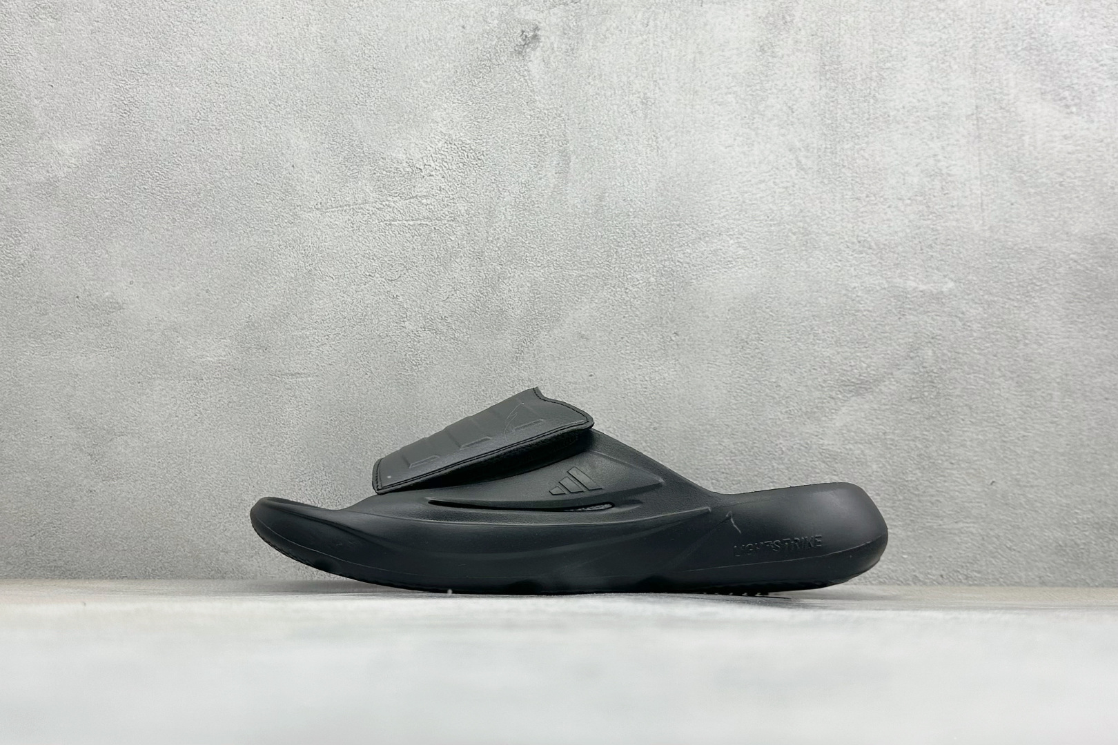 Adidas LIGHTBLAZE SLIDESP 运动休闲舒适拖鞋 JQ8056 Adidas LIGHTBLAZE SLIDESP 运动休闲舒适拖鞋 JQ8056
