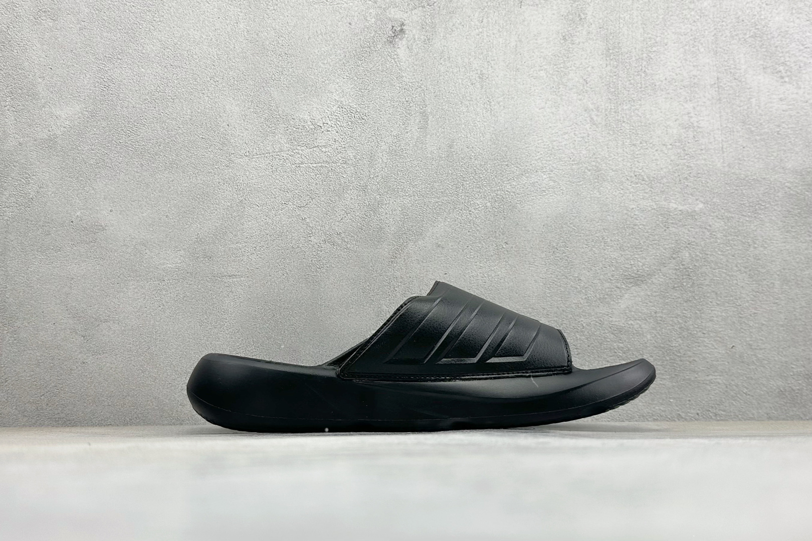 Adidas LIGHTBLAZE SLIDESP 运动休闲舒适拖鞋 JQ8056 Adidas LIGHTBLAZE SLIDESP 运动休闲舒适拖鞋 JQ8056