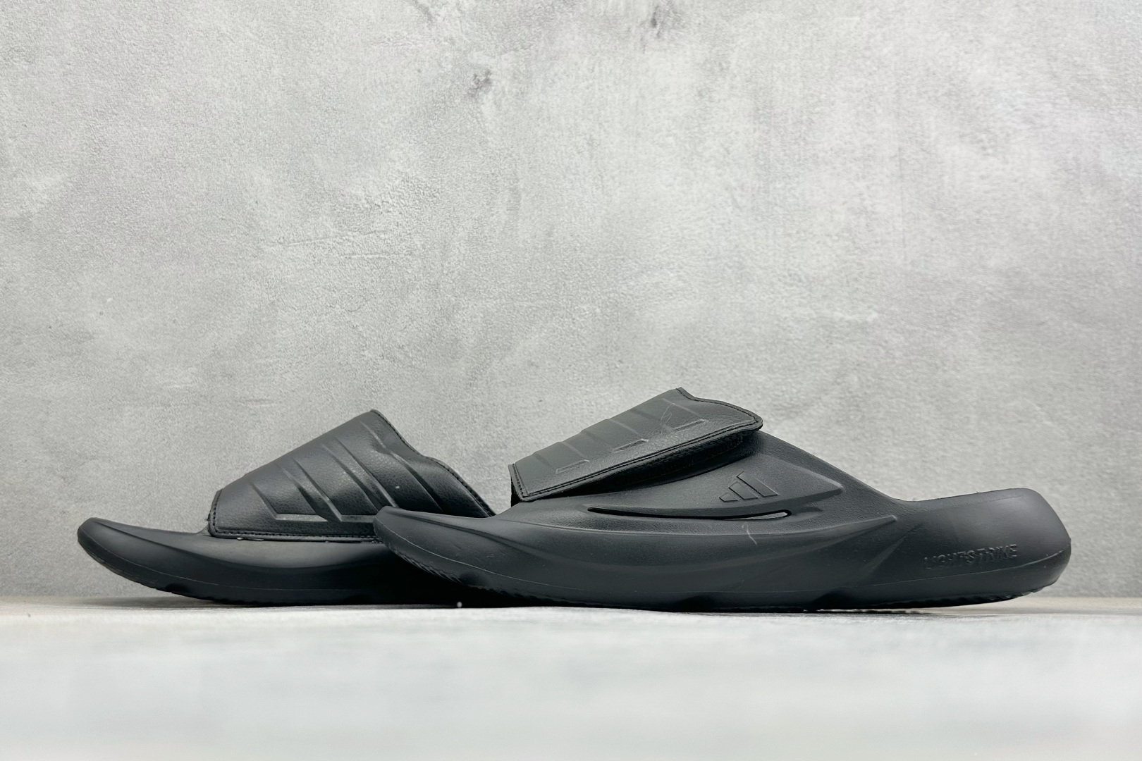 Adidas LIGHTBLAZE SLIDESP 运动休闲舒适拖鞋 JQ8056 Adidas LIGHTBLAZE SLIDESP 运动休闲舒适拖鞋 JQ8056