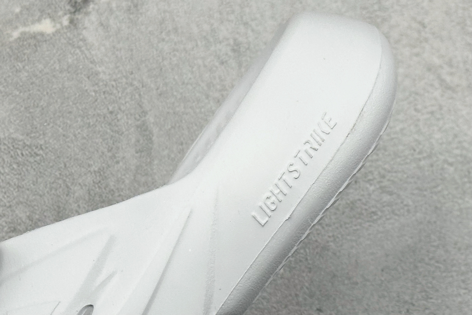 Adidas LIGHTBLAZE SLIDESP 运动休闲舒适拖鞋 JS3585 Adidas LIGHTBLAZE SLIDESP 运动休闲舒适拖鞋 JS3585